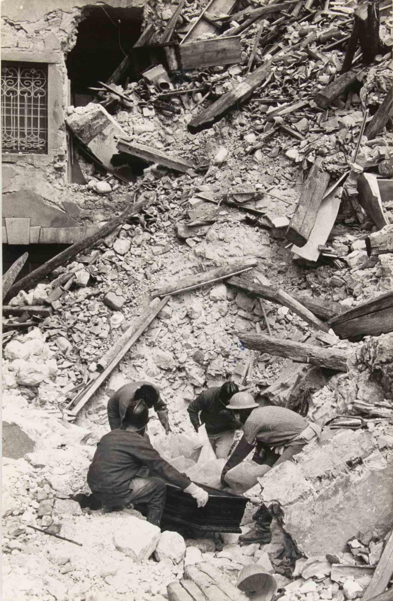 Figurative Photograph de Unknown - 6 de mayo de 1976 - Terremoto de Friuli - Gemona - Fotografía de época - 1976