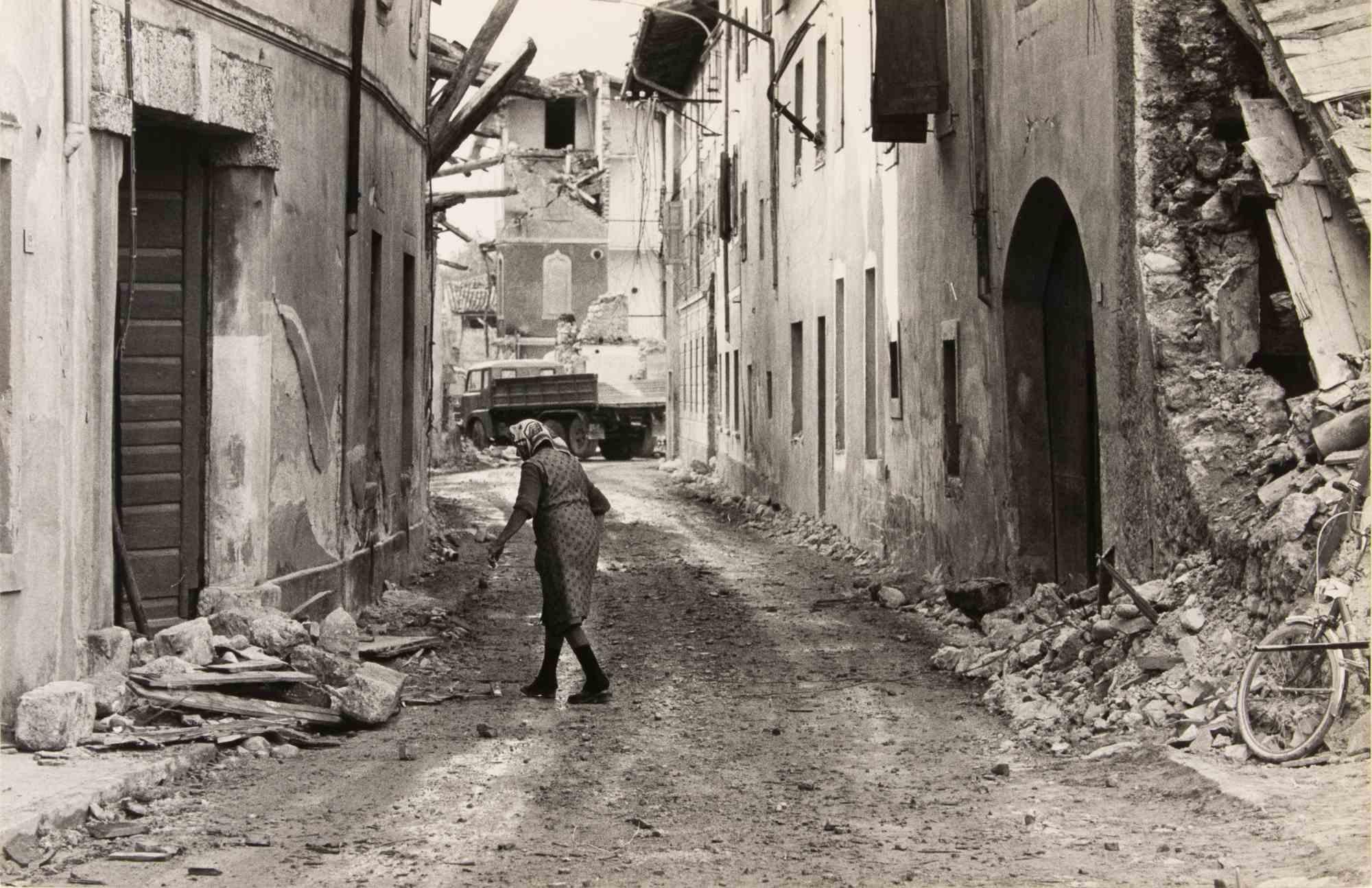 Figurative Photograph di Unknown - 6 maggio 1976 - Terremoto in Friuli - Gemona - Fotografia d'epoca - 1976