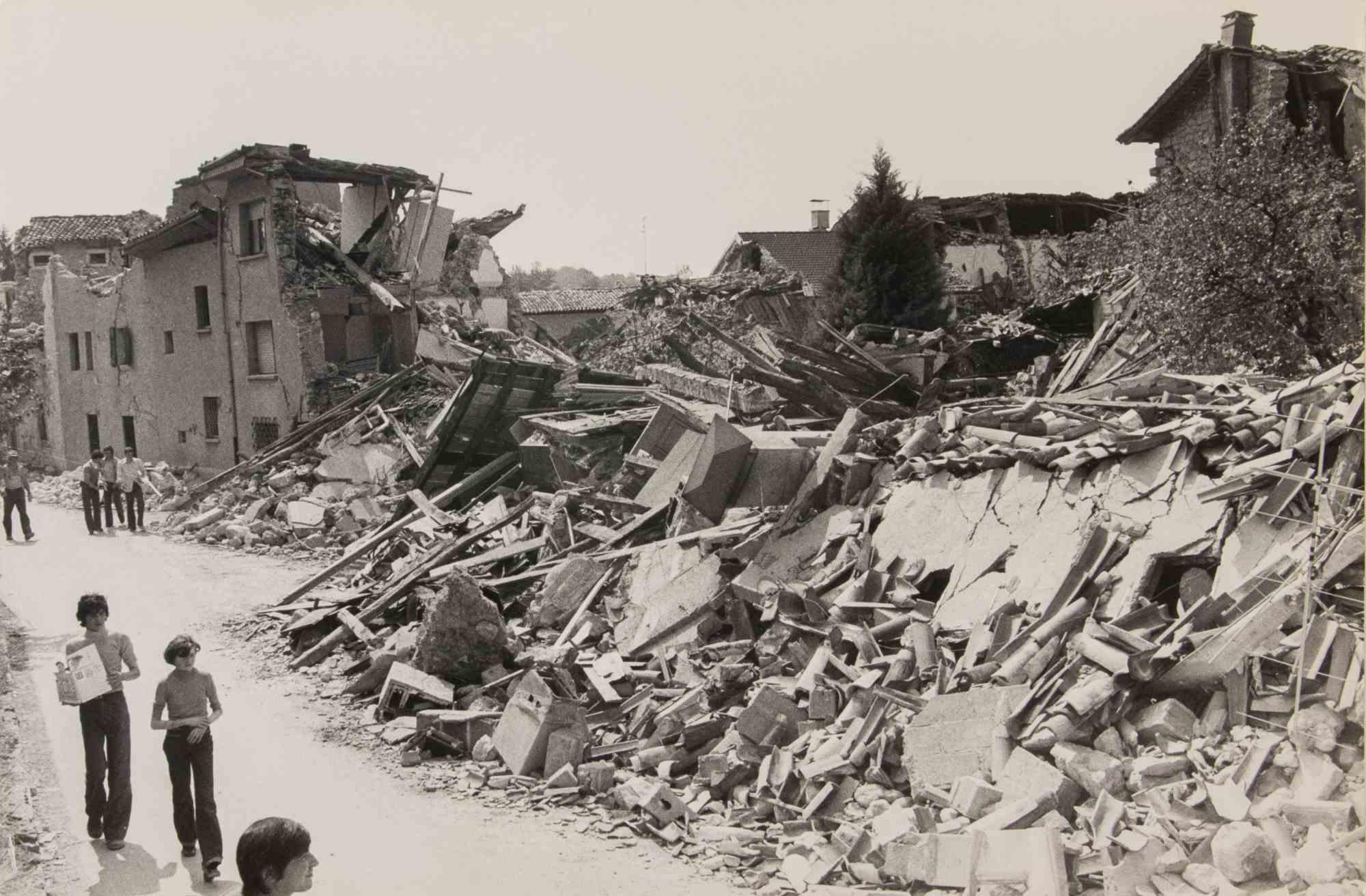 Unknown Portrait Photograph – May 6. Mai 1976 -Friuli Earthquake - Vintage-Fotografie - 1976