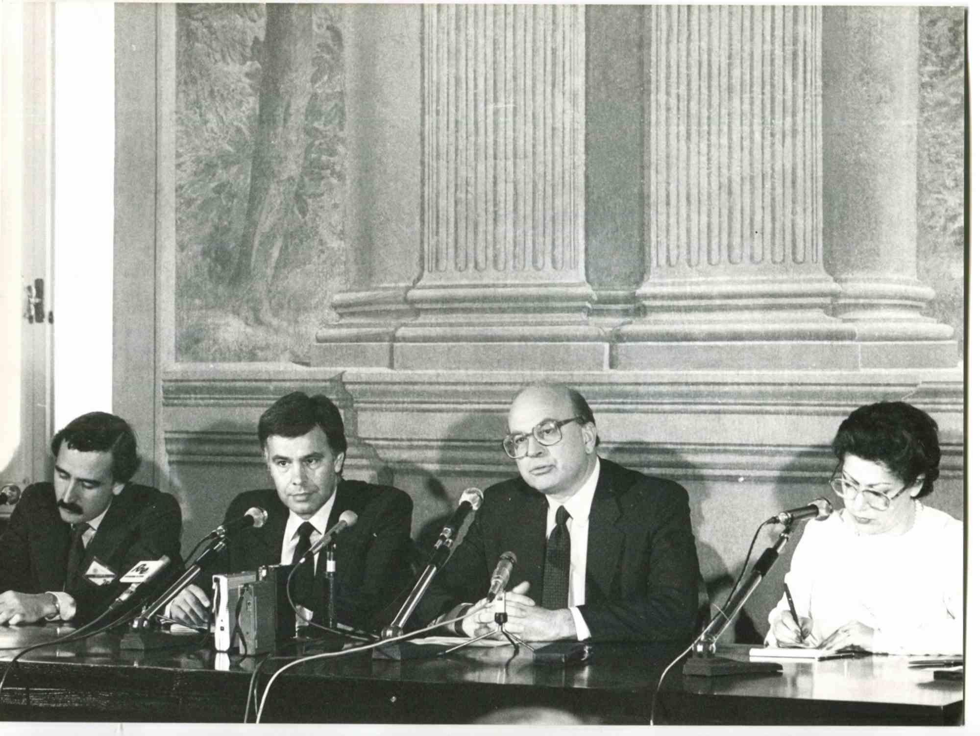 Unknown Portrait Photograph - Meeting between Bettino Craxi and Felipe Gonzalez- Photo - 1980s