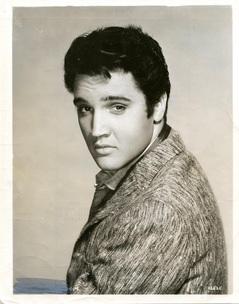 MGM's Porträt von Elvis Presley - Vintage-Fotodruck 1950er Jahre – Photograph von Unknown