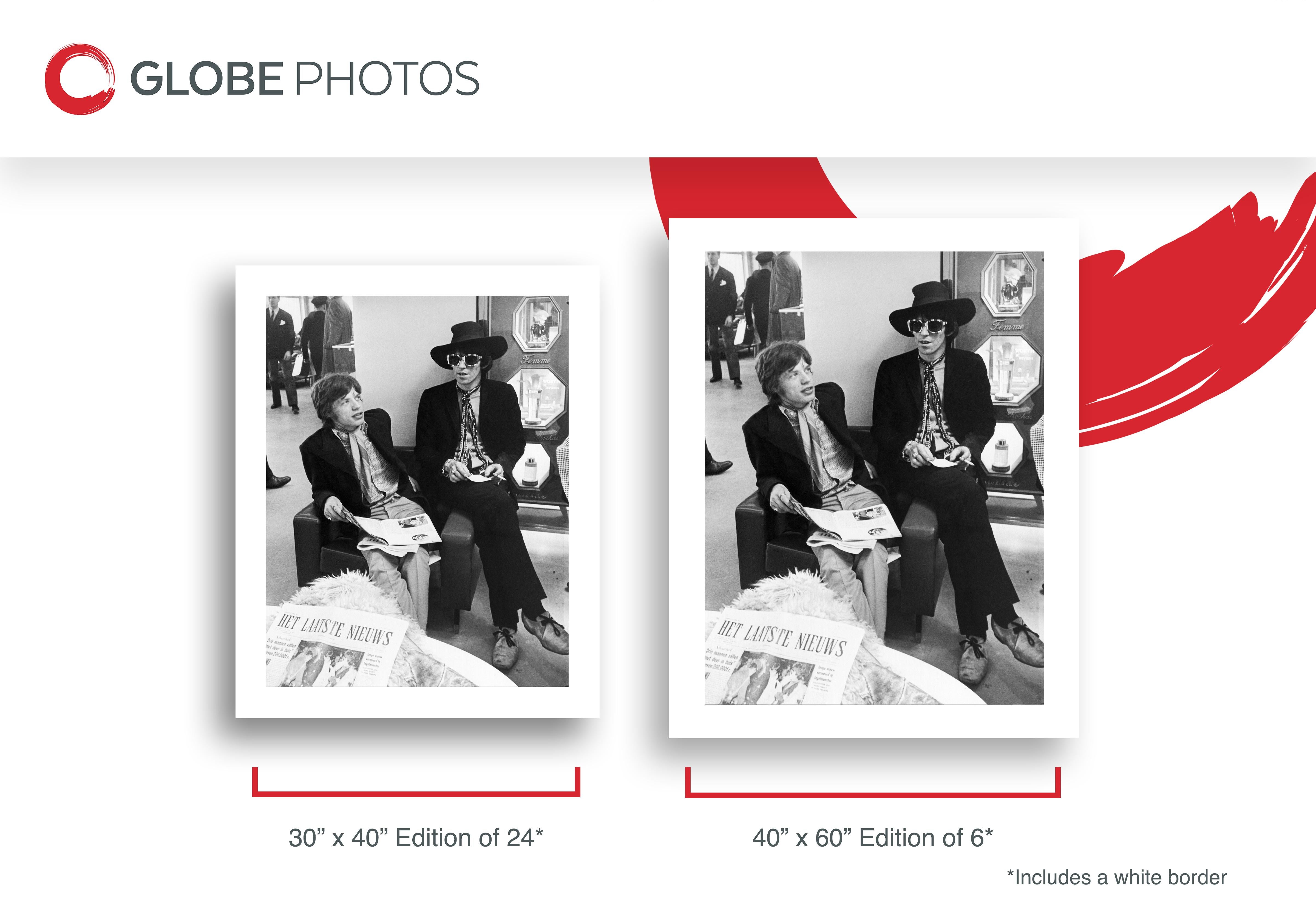 Mick Jagger e Keith Richards candidi con il giornale - Black and White Photograph Grigio di Unknown