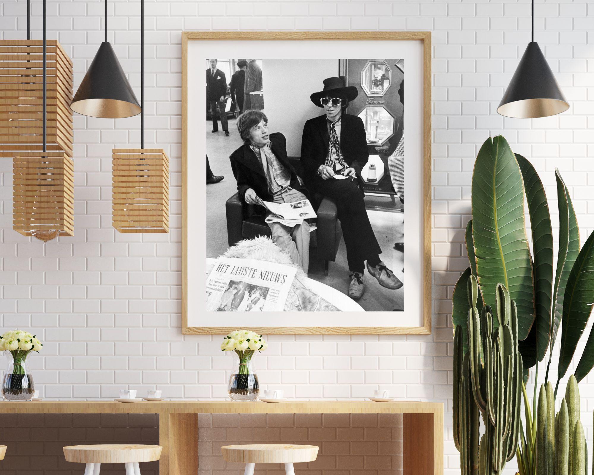 Mick Jagger e Keith Richards candidi con il giornale - Photograph di Unknown