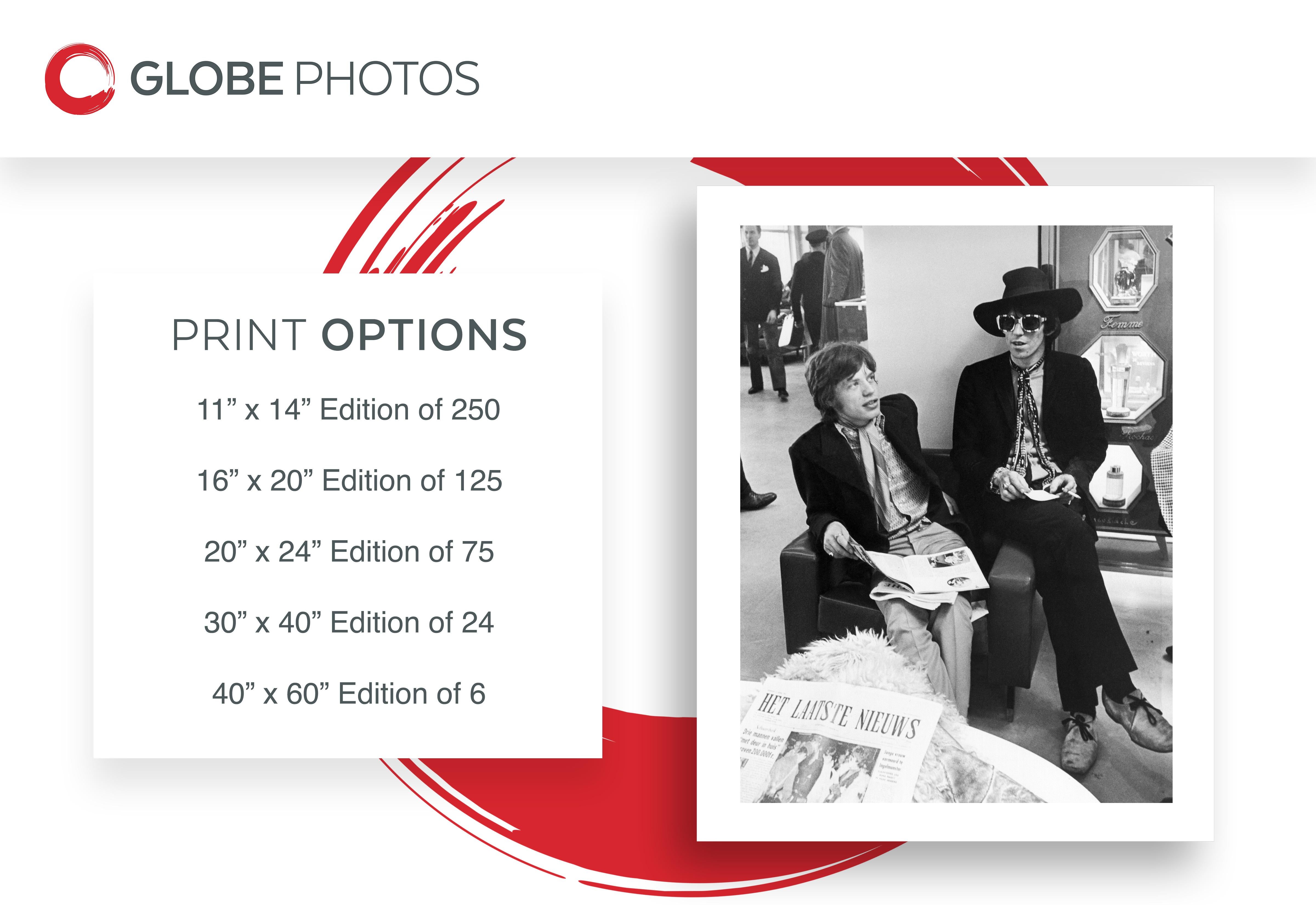 Mick Jagger e Keith Richards candidi con il giornale - Photograph di Unknown