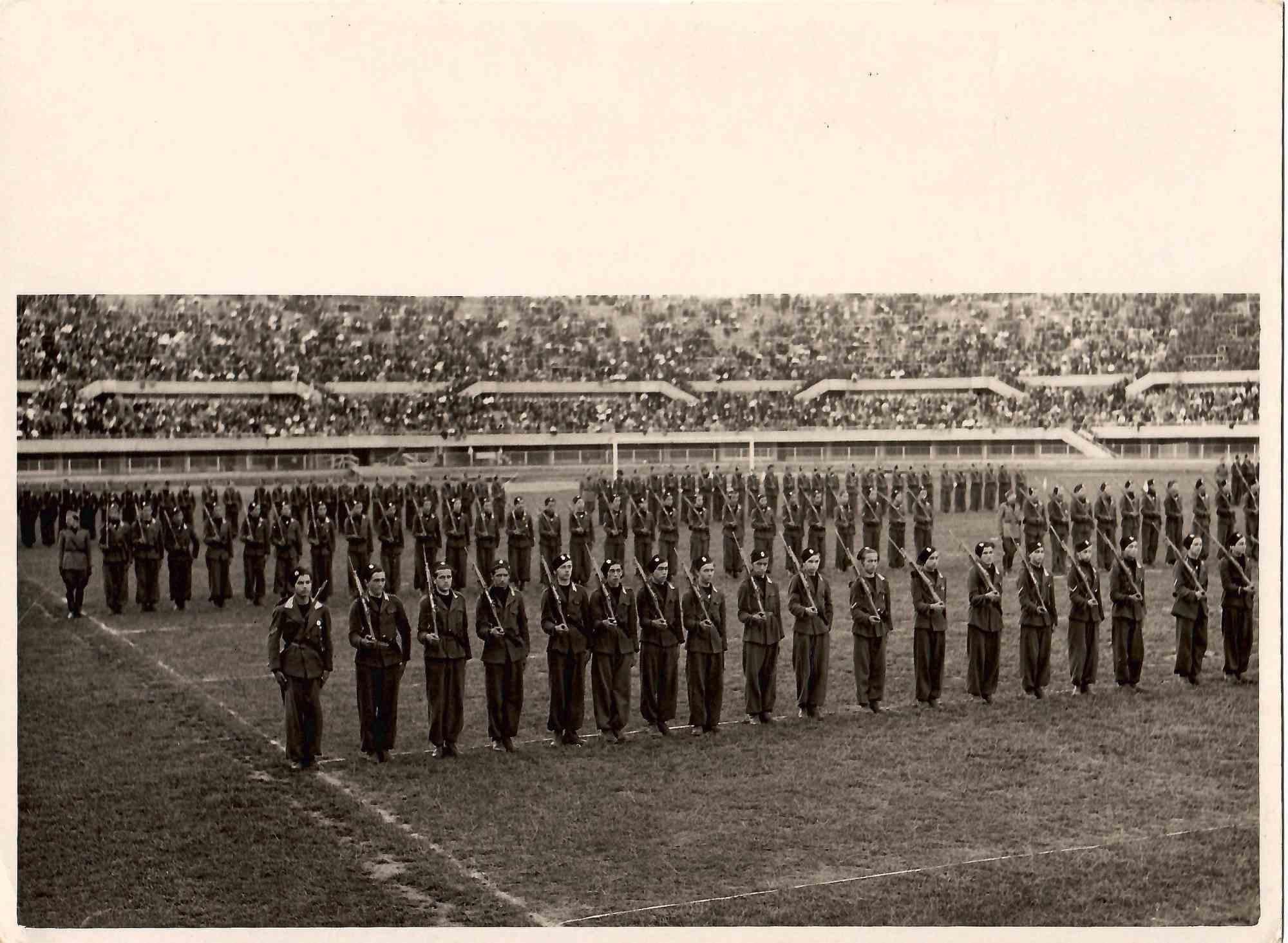 Unknown Black and White Photograph – Militarische Militärausstellung im Stadium - Vintage B/W Foto - 1930