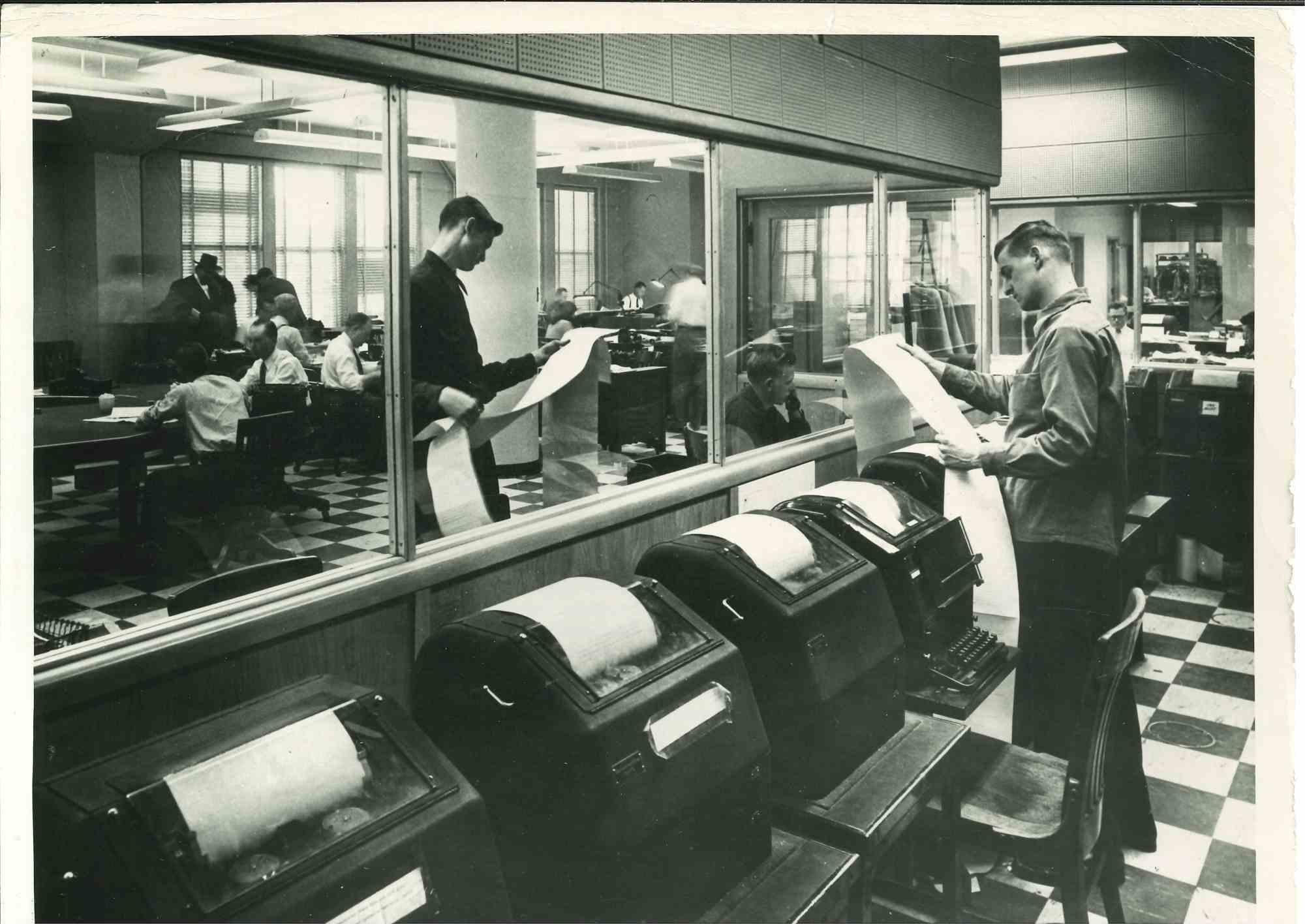 Moderne moderne Zeitungspflanze – amerikanische Vintage-Fotografie – Mitte des 20. Jahrhunderts
