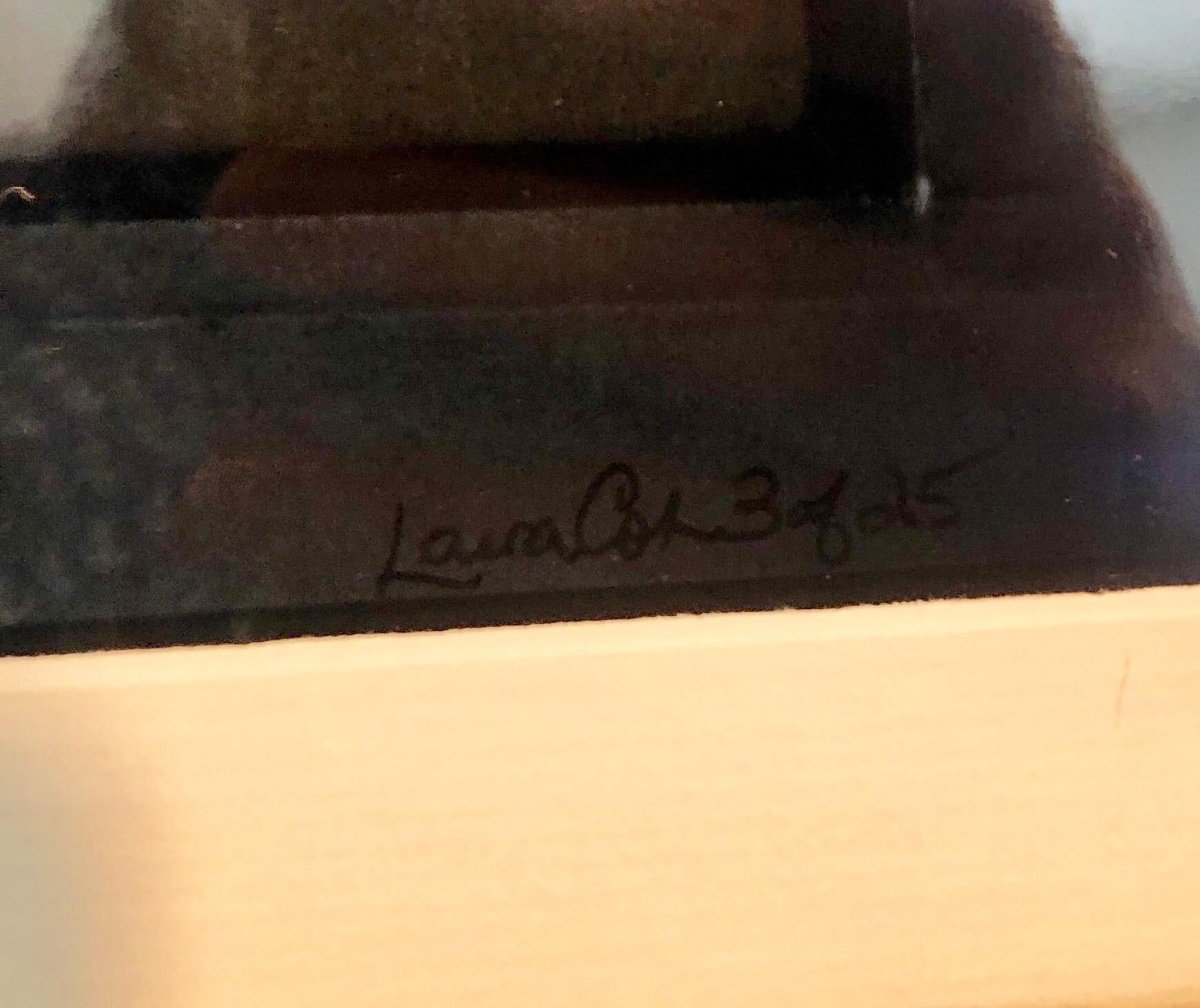 Farbfotografie, 2007, auf der Rückseite signiert, datiert und nummeriert 3 von 25.
14 x 11 Zoll (Blatt), 20 1/7 x 16 1/2 Zoll (Rahmen). Es scheint mit Laura Cohen oder Laura Cohn unterzeichnet zu sein.
Mit durchsichtigem Klebeband an der Rückseite