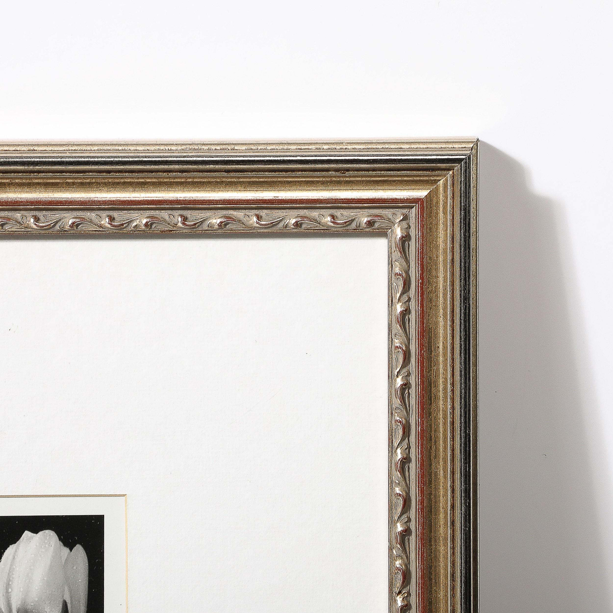 Fotografia modernista di natura morta in bianco e nero con tulipani in vendita 3