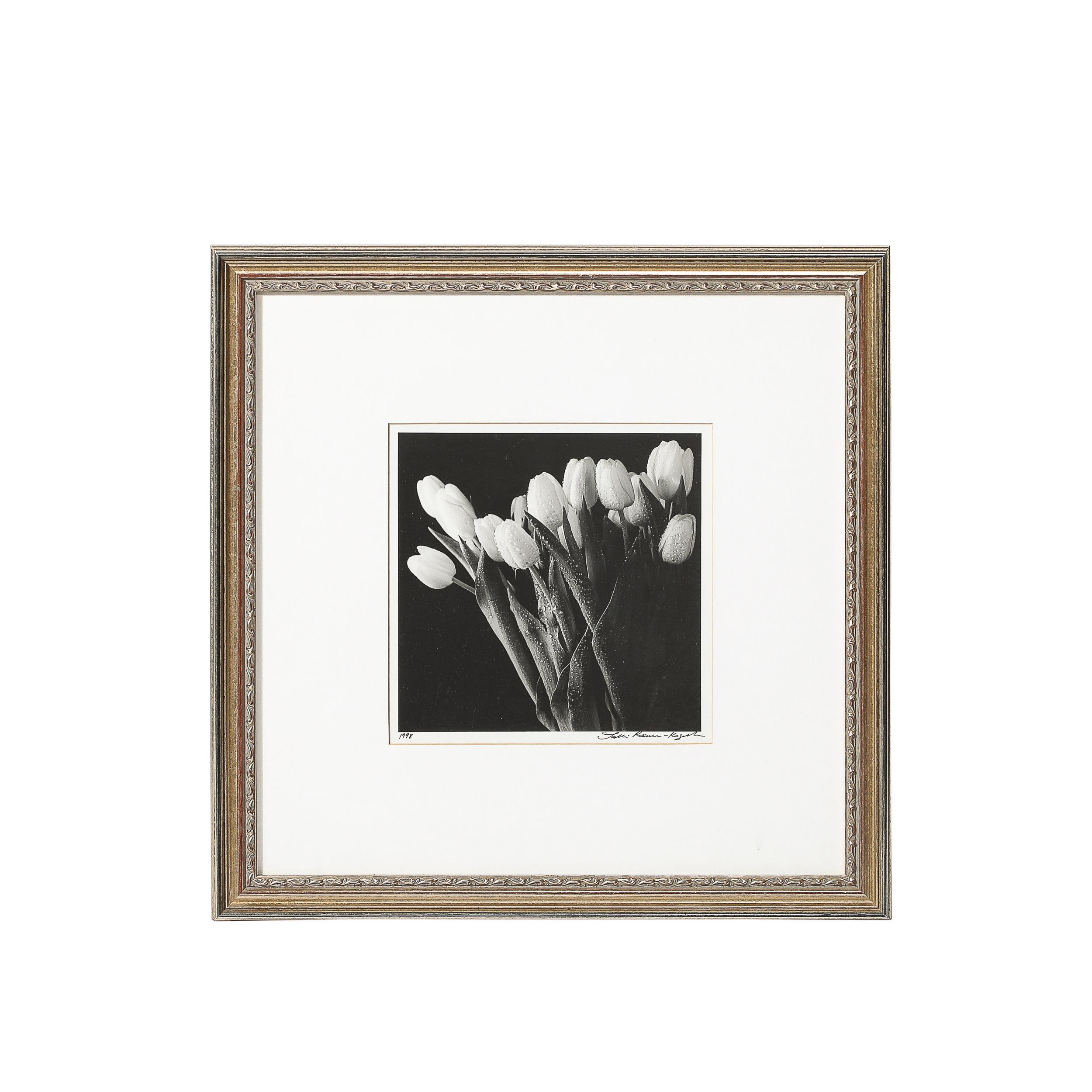 Still-Life Photograph di Unknown - Fotografia modernista di natura morta in bianco e nero con tulipani
