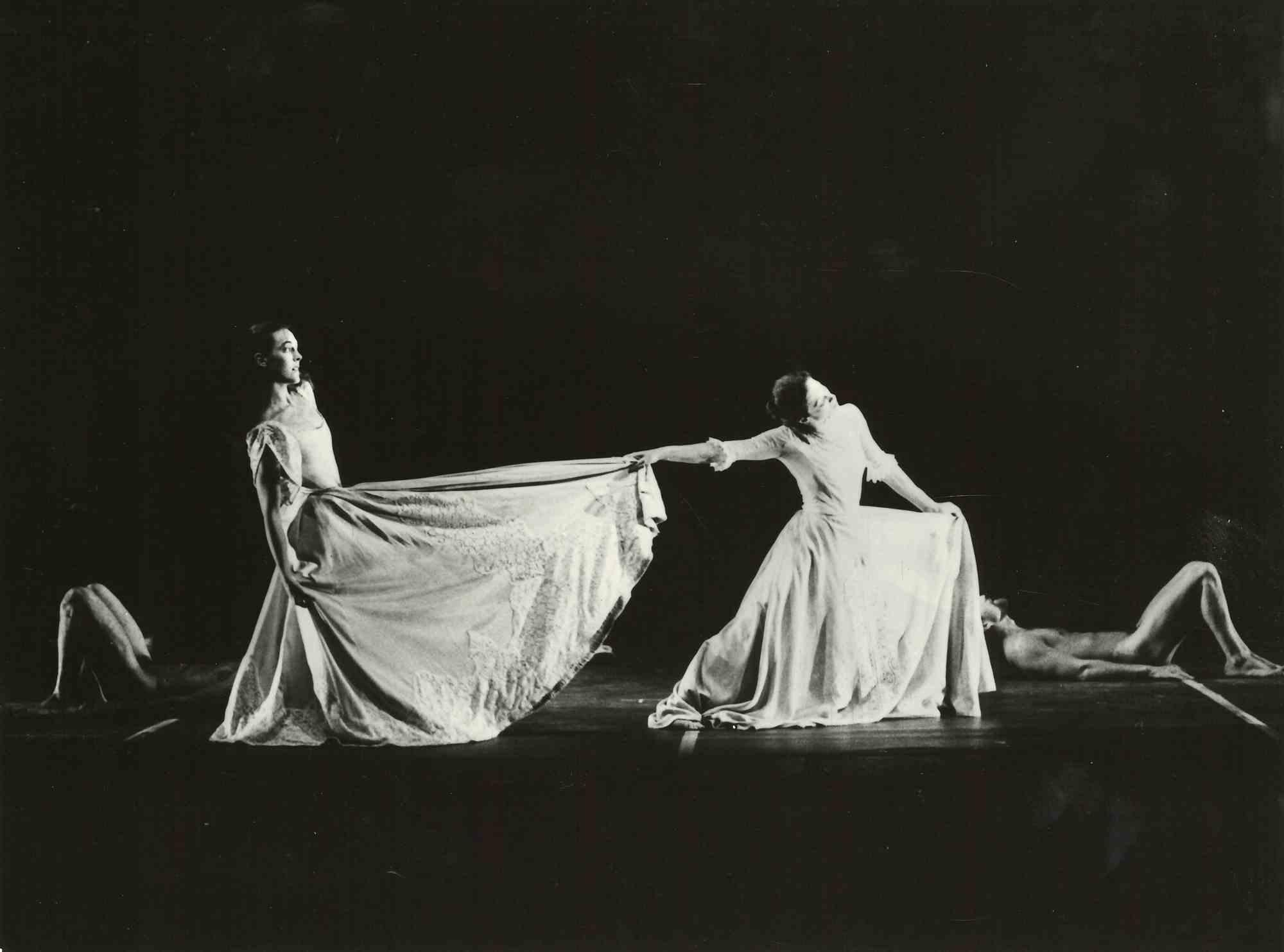 Figurative Photograph de Unknown - Momix en el Festival dei Due Mondi de Spoleto - Foto de época - Años 70