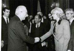 Monica Vitti mit italienischem Präsidenten Francesco Cossiga- Vintage b/w Foto - 1980er Jahre