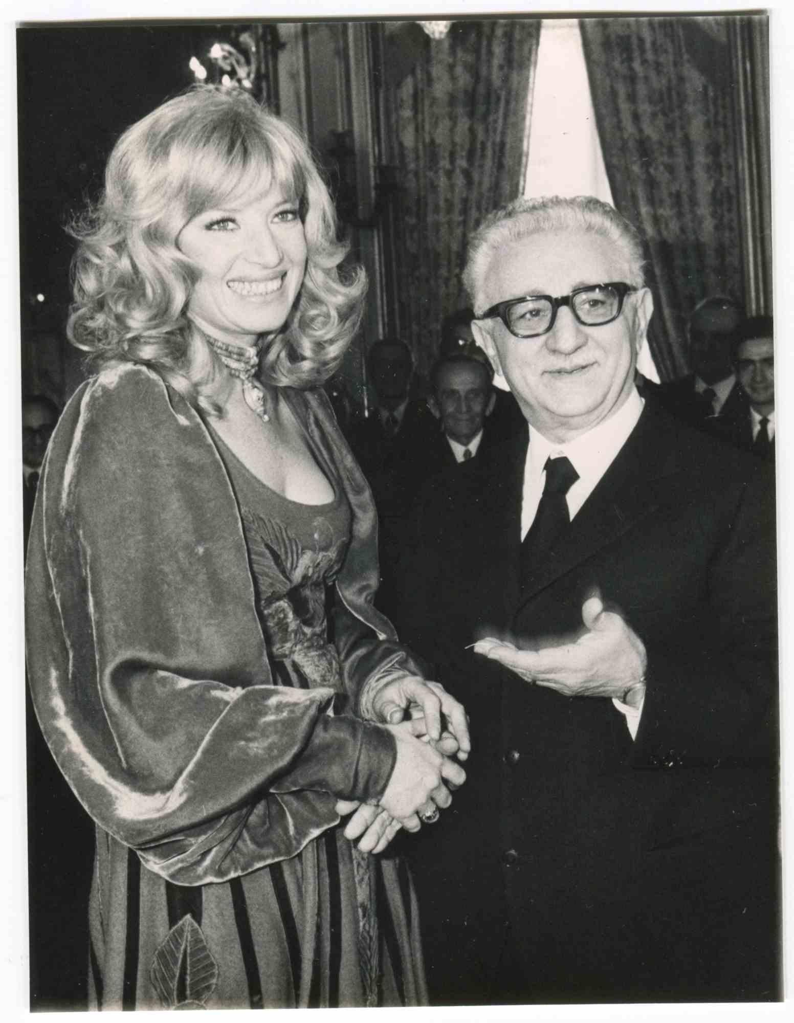 Monica Vitti with Italian President Giovanni Leone - B/W photo by ANSA - 1970s