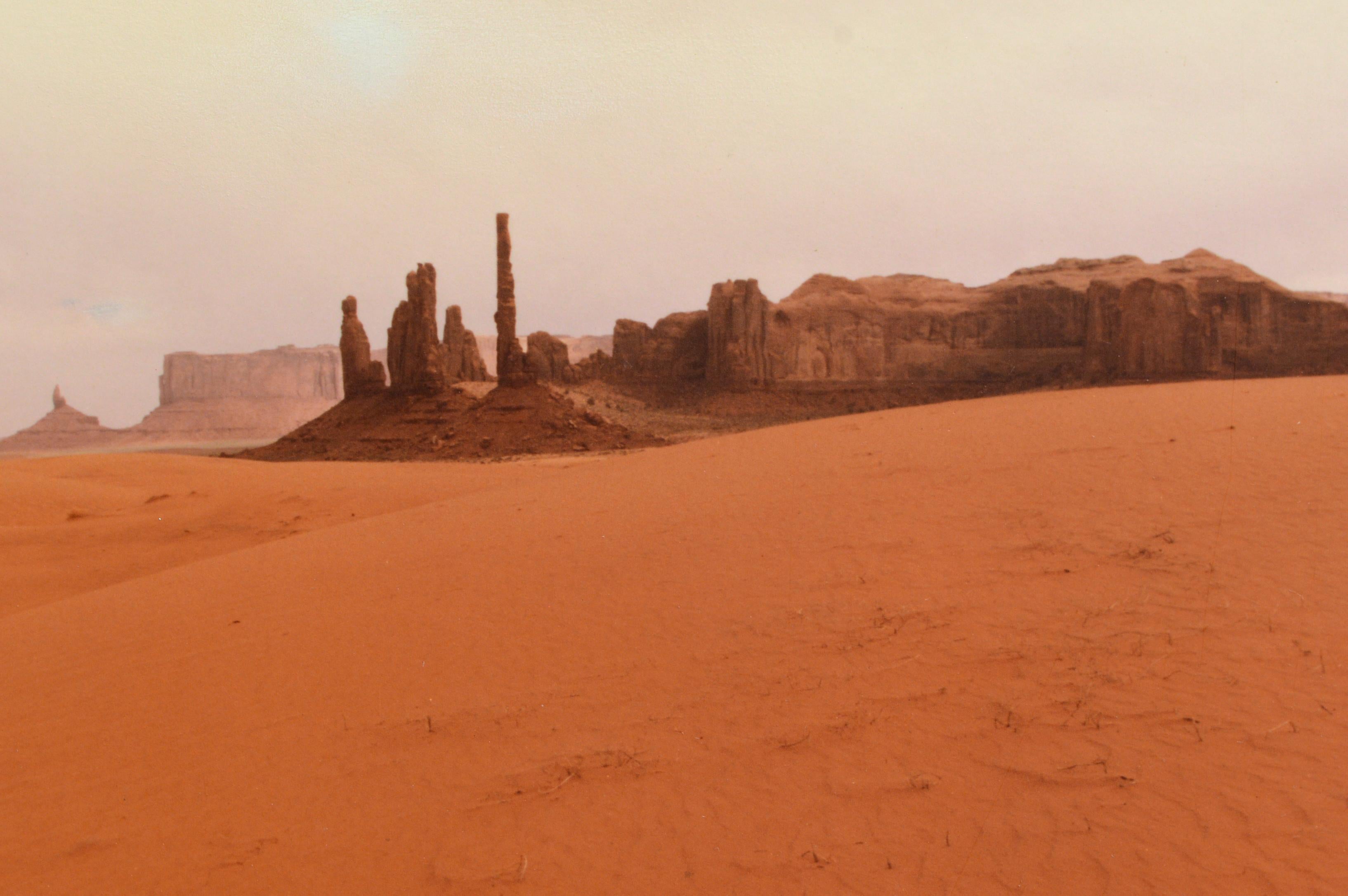 Photographie de paysage de Monument Valley réalisée par un artiste inconnu. Signé 