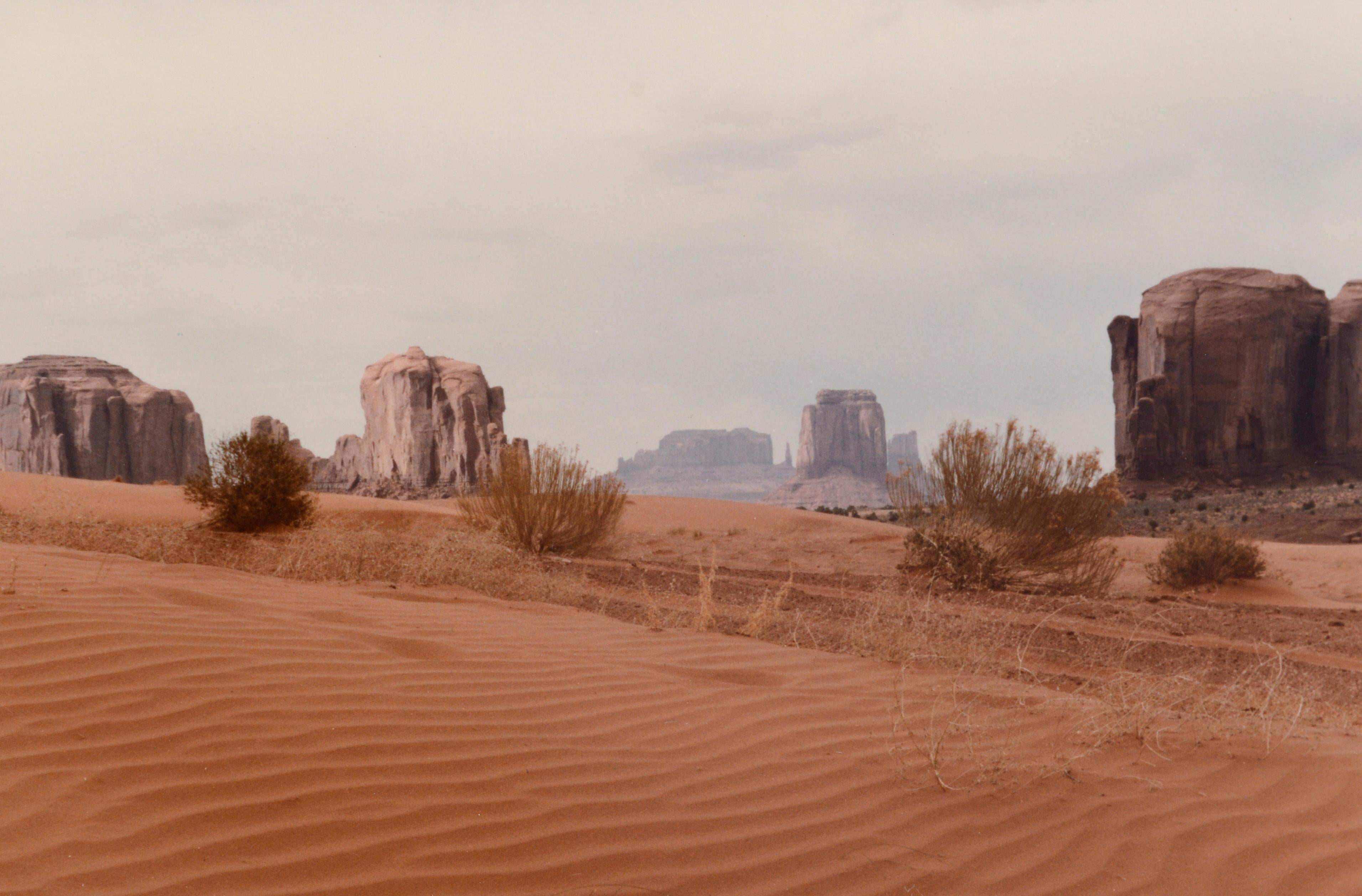 Photographie de paysage désertique de Monument Valley par un artiste inconnu (américain, 20e siècle). Signé 