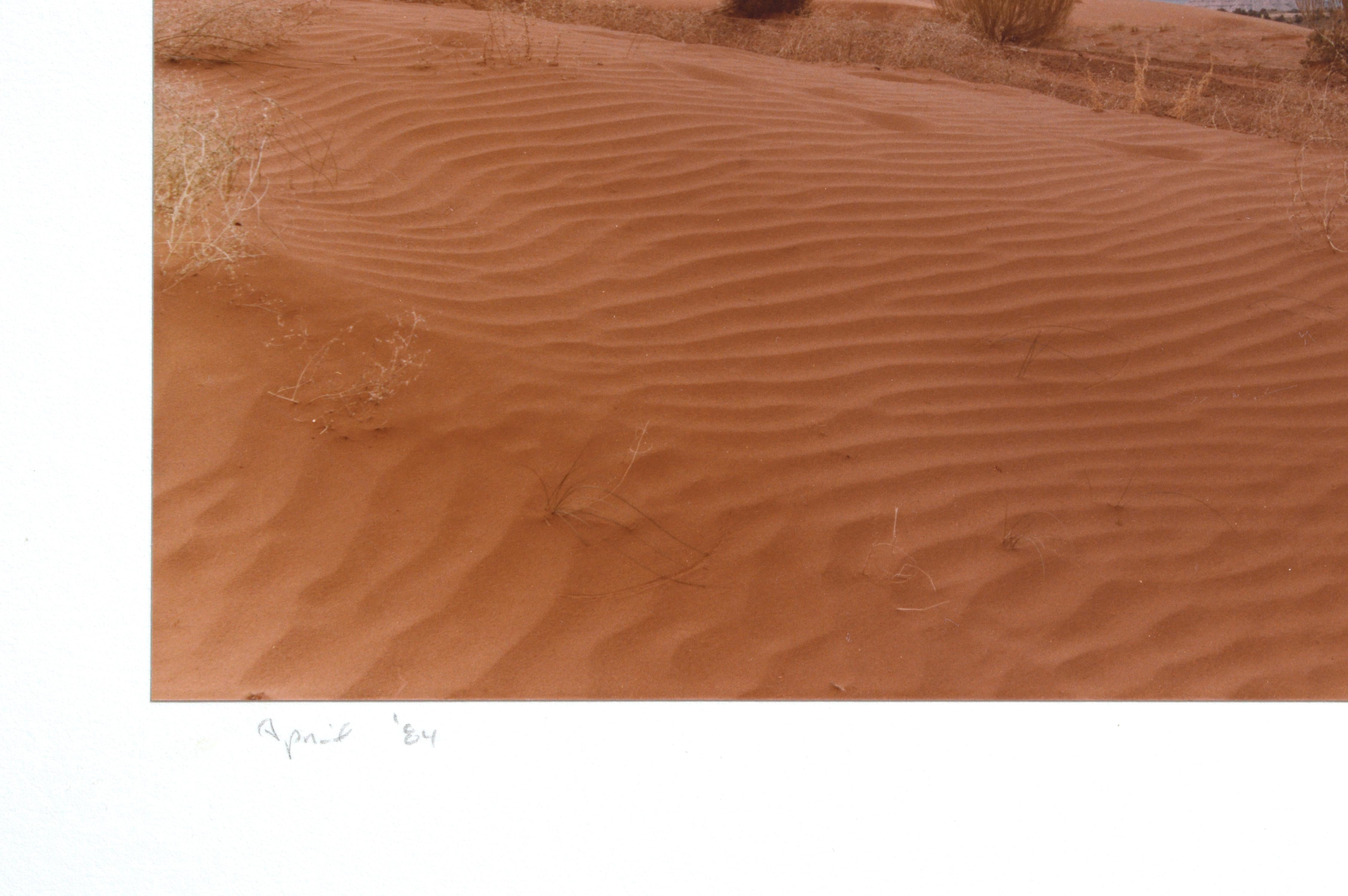 „Monument Valley““ #2 – Wüstenlandschaftsfotografie (Grau), Color Photograph, von Unknown