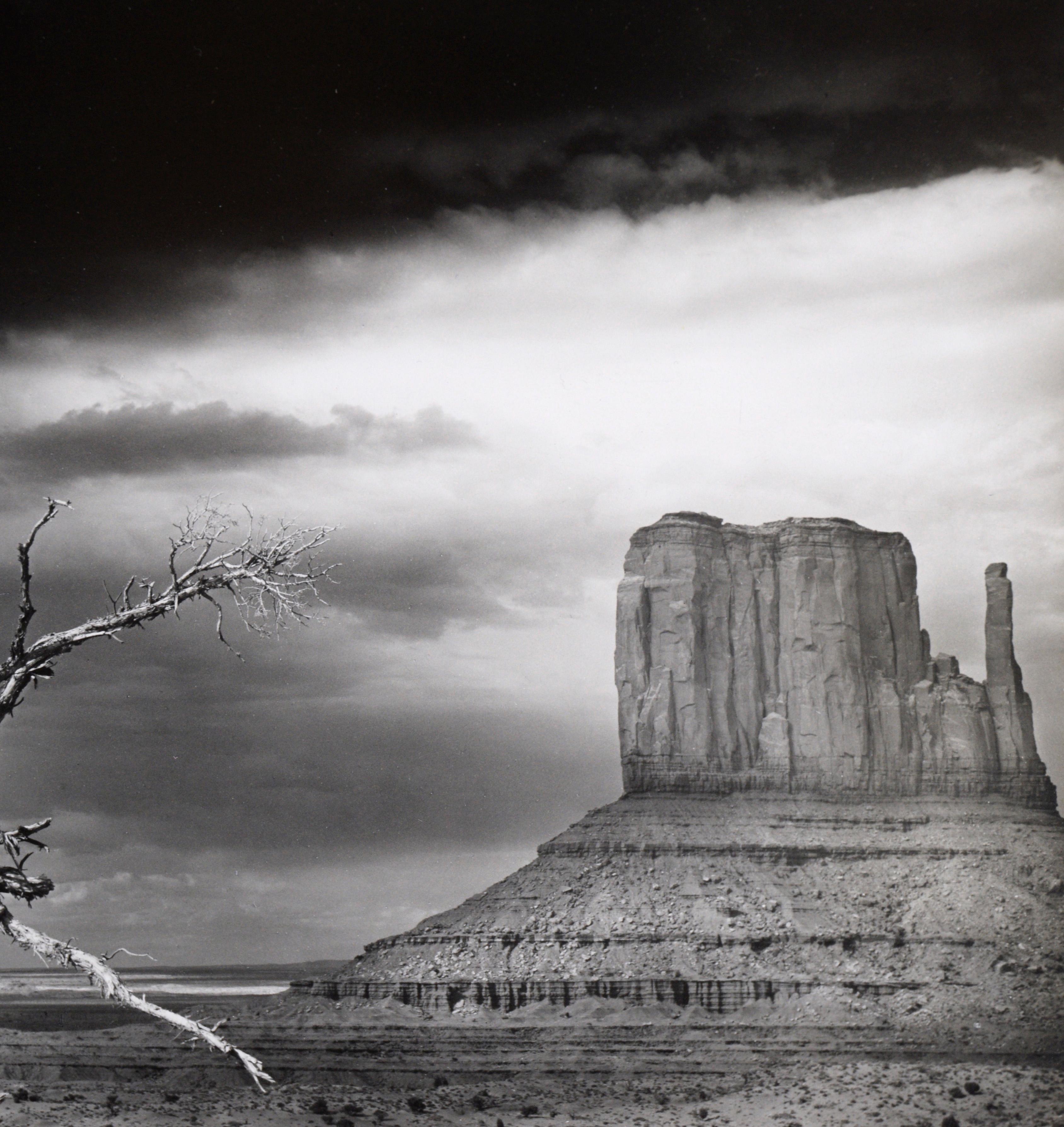Schwarz-Weiß-Fotografie „Monument Valley“ (Fotorealismus), Photograph, von Unknown