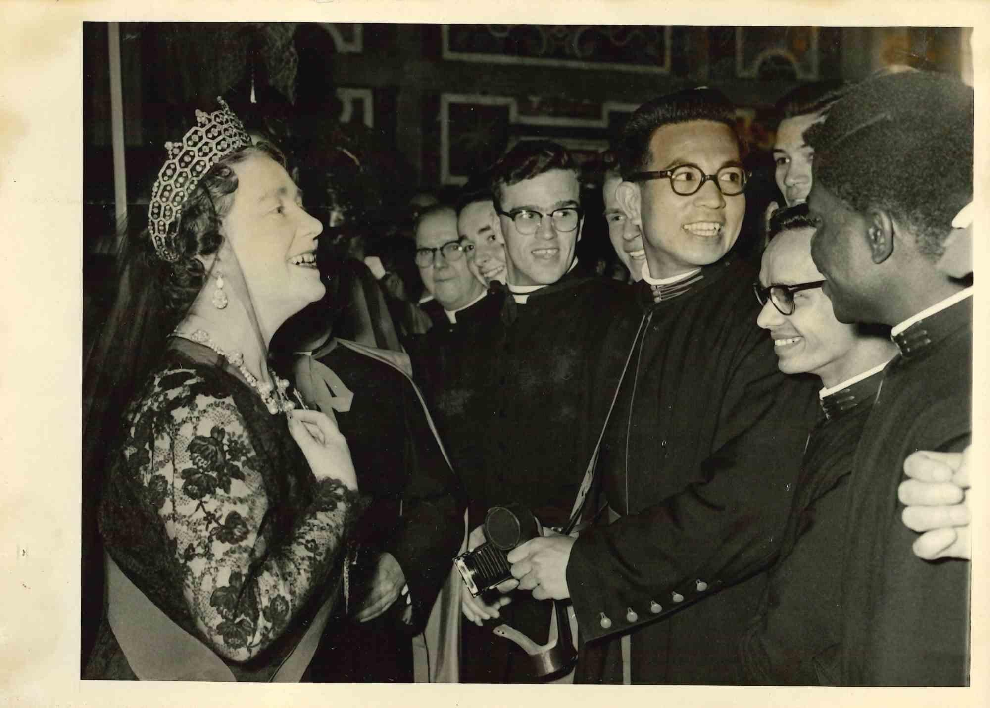 Unknown Figurative Photograph – Mother Queen mit Studenten – Vintage-Foto – Mitte des 20. Jahrhunderts