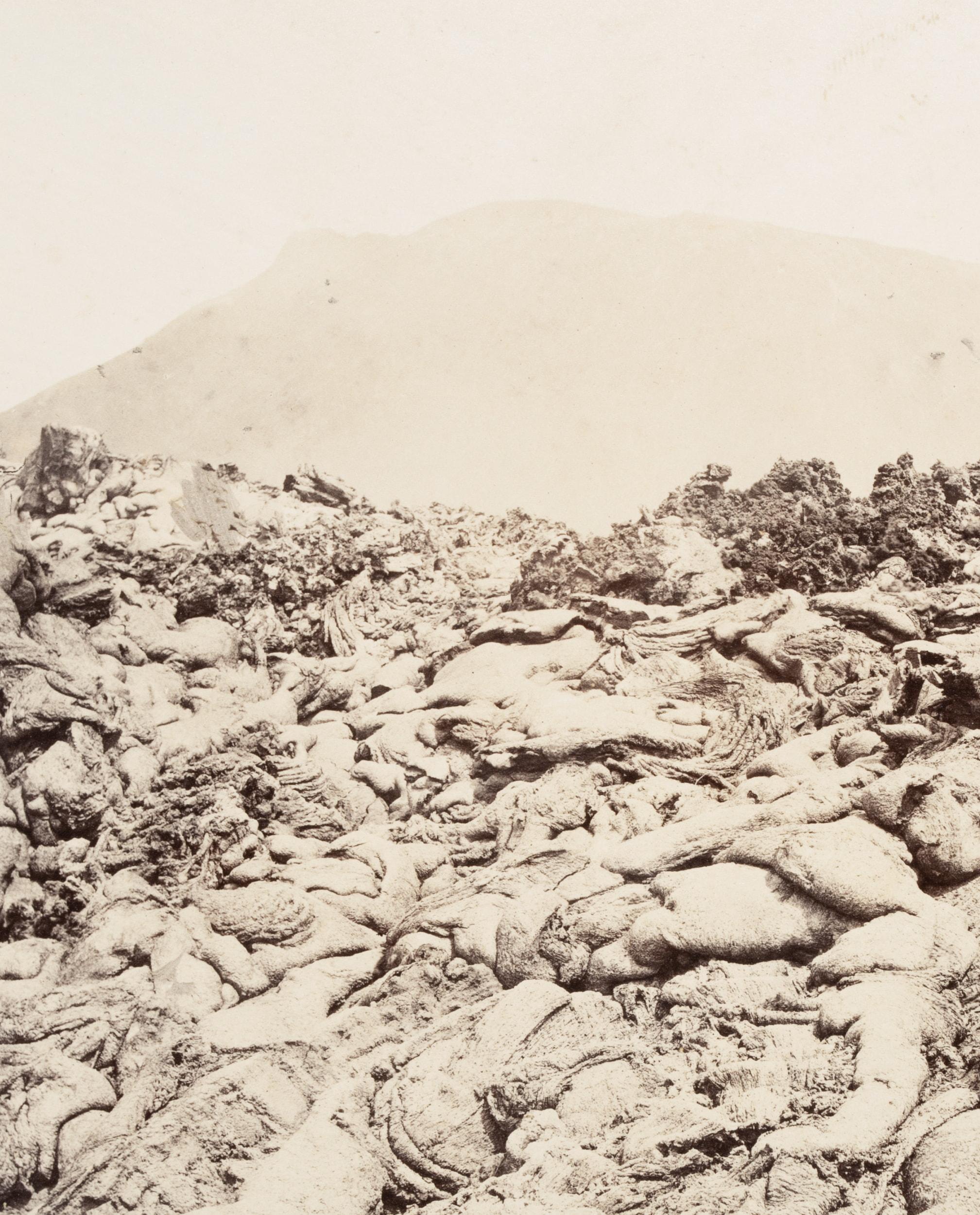 Roberto Rive (1817 - 1868 ): Berggipfel mit Lava des Vesuvs, Zeugnis der Zeit, um 1880, Albumenpapierabzug

Technik: Albuminpapierabzug, aufgezogen auf Pappe

Beschriftung: unten links in der Druckplatte: 