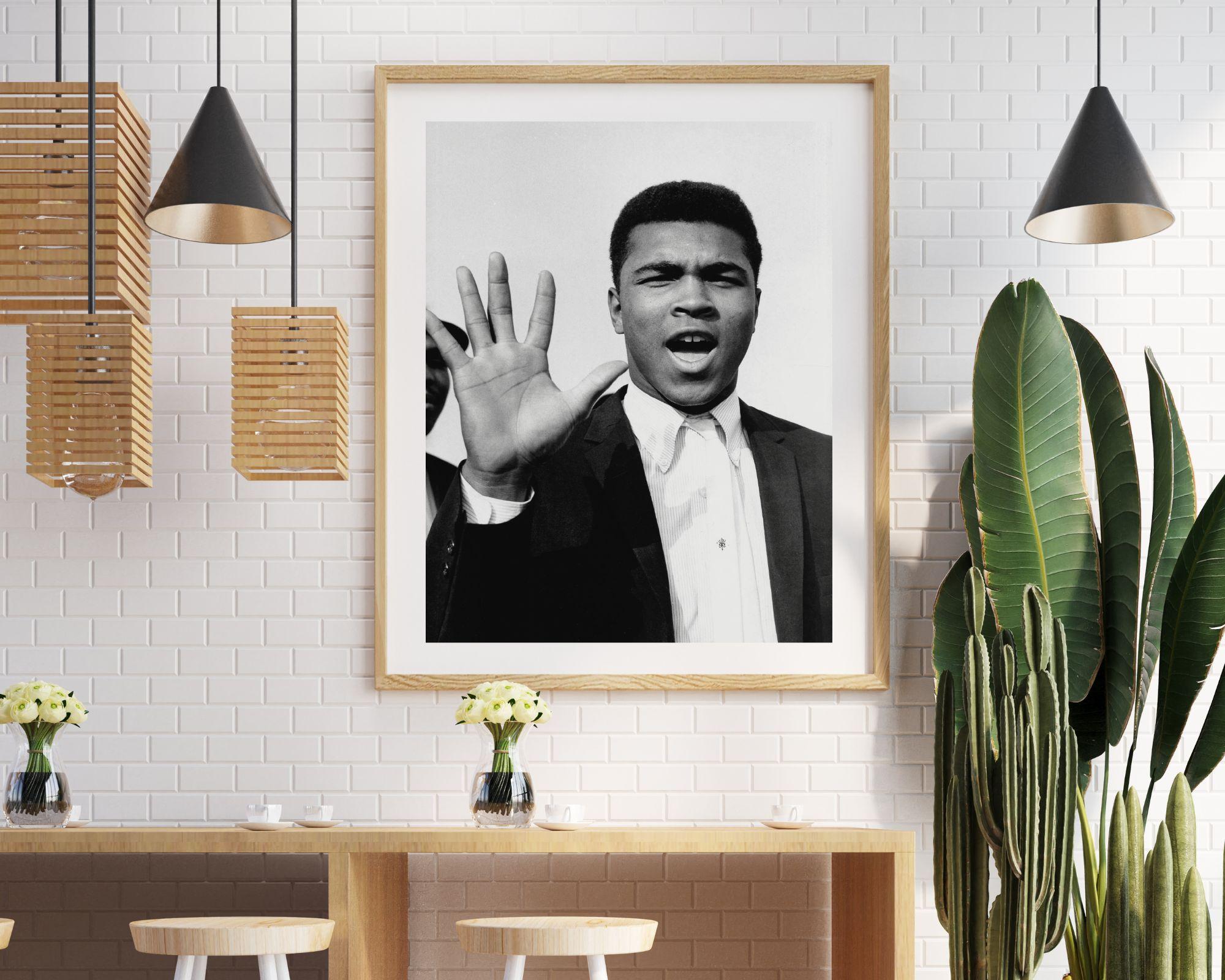 Muhammad Ali à l'aéroport de Londres - Photograph de Unknown