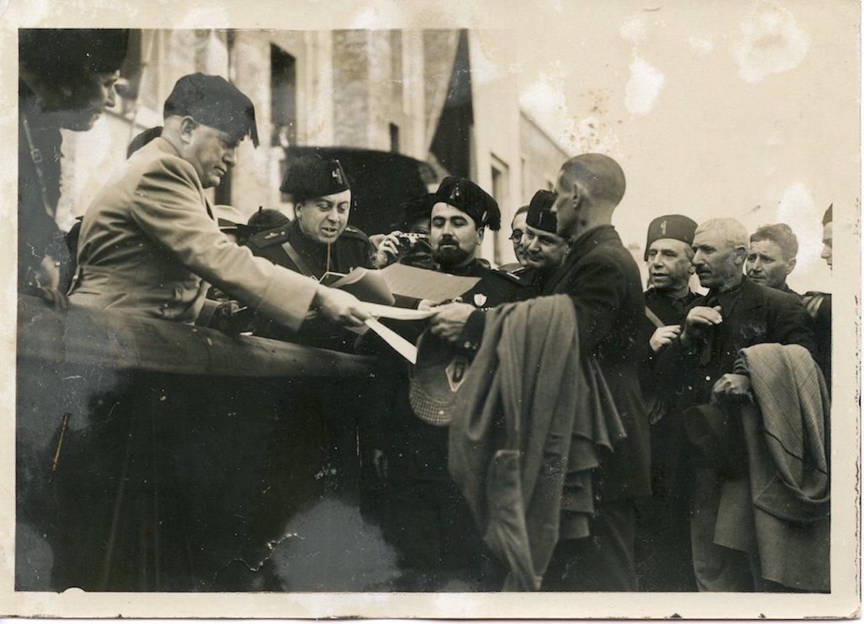 Unknown Black and White Photograph - Mussolini Awards the Farmers in Pontinia - Vintage Photo 1935