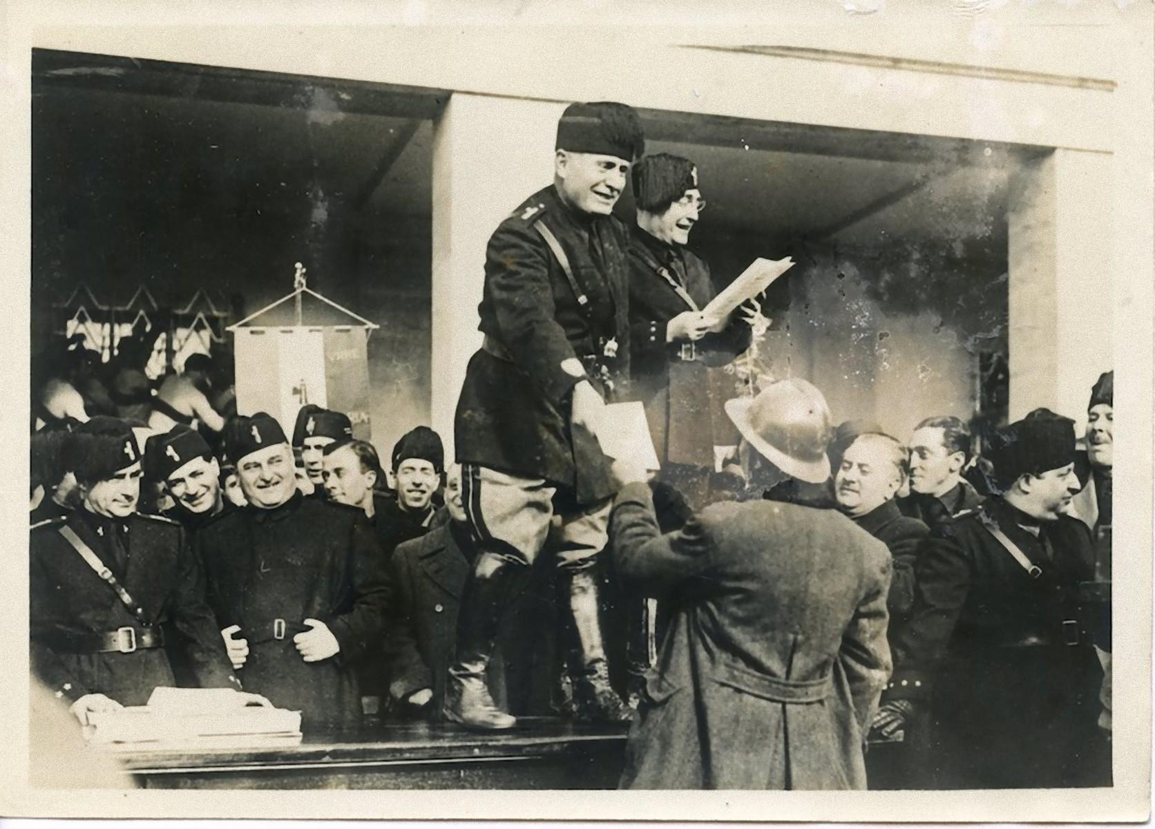Figurative Photograph Unknown - Photographie vintage B/W d'un vétéran des vétérans de Mussolini, 1937