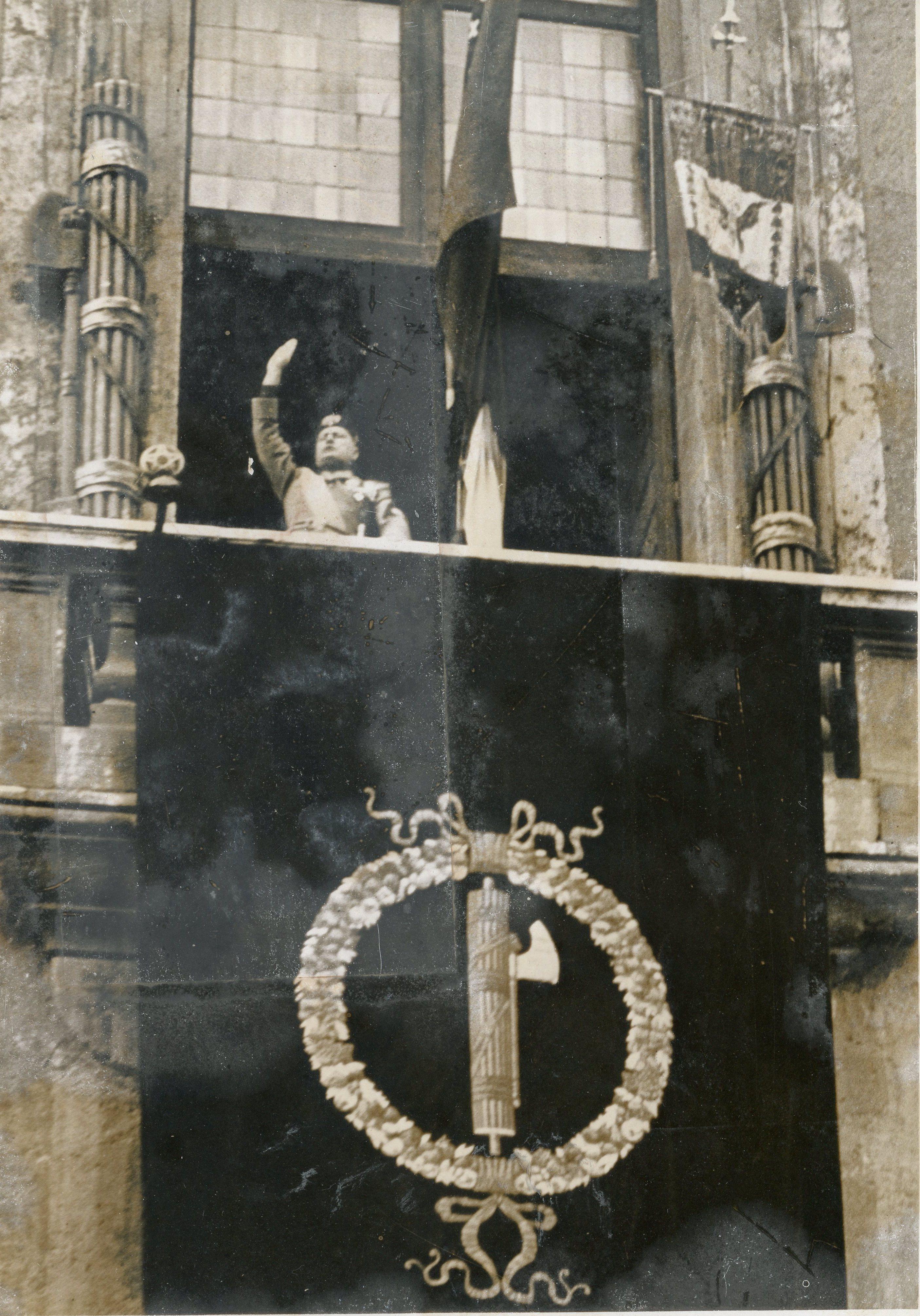 Unknown Black and White Photograph – Mussolini während der Feier des 16. Jahrestages der Fasci – 1935