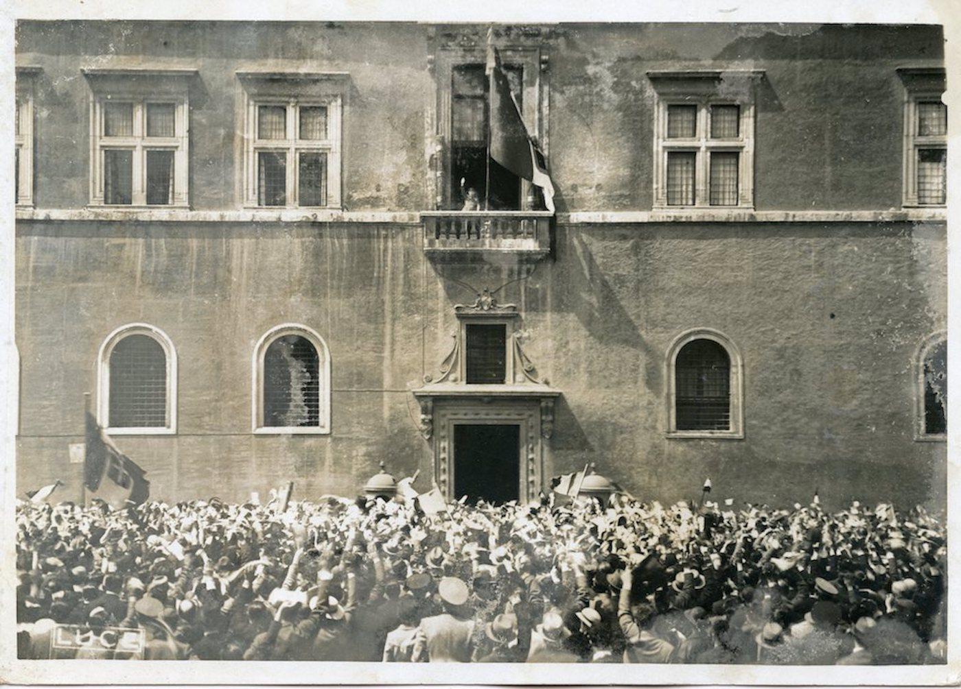 Unknown Black and White Photograph - Mussolini Greets The Crowd in Piazza Venezia - Vintage Photo 1936