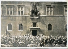 Mussolini Mussolini: „Greets The Crowd“ in Piazza Venezia – Vintage-Foto 1936