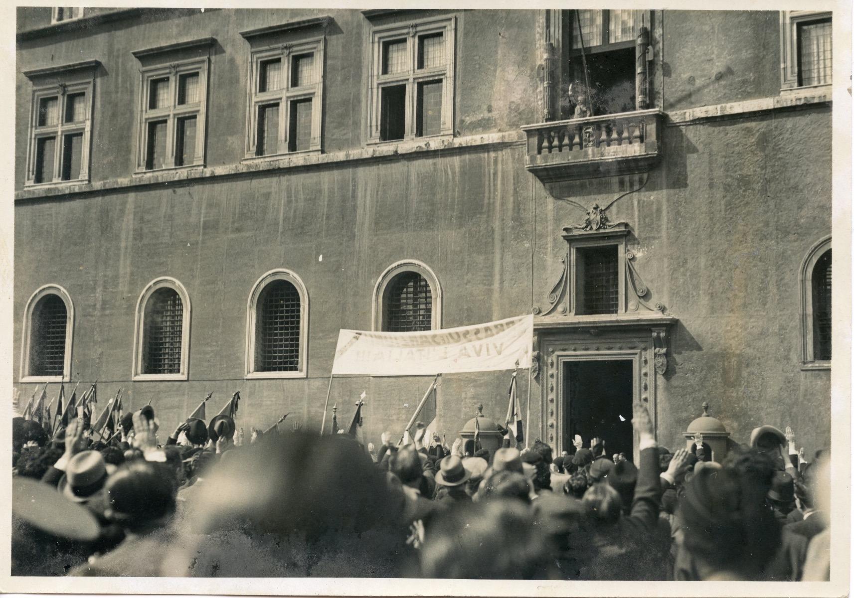 Unknown Black and White Photograph - Mussolini Greets The Crowd - Vintage Photo - 1935