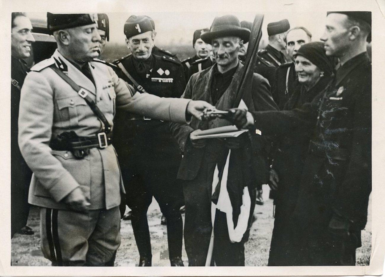 Unknown Black and White Photograph - Mussolini Hands The Keys - Rome - Vintage Photo - 1937