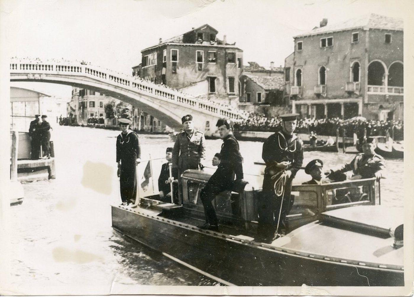 Black and White Photograph di Unknown - Mussolini a Venezia - Foto d'epoca - 1937