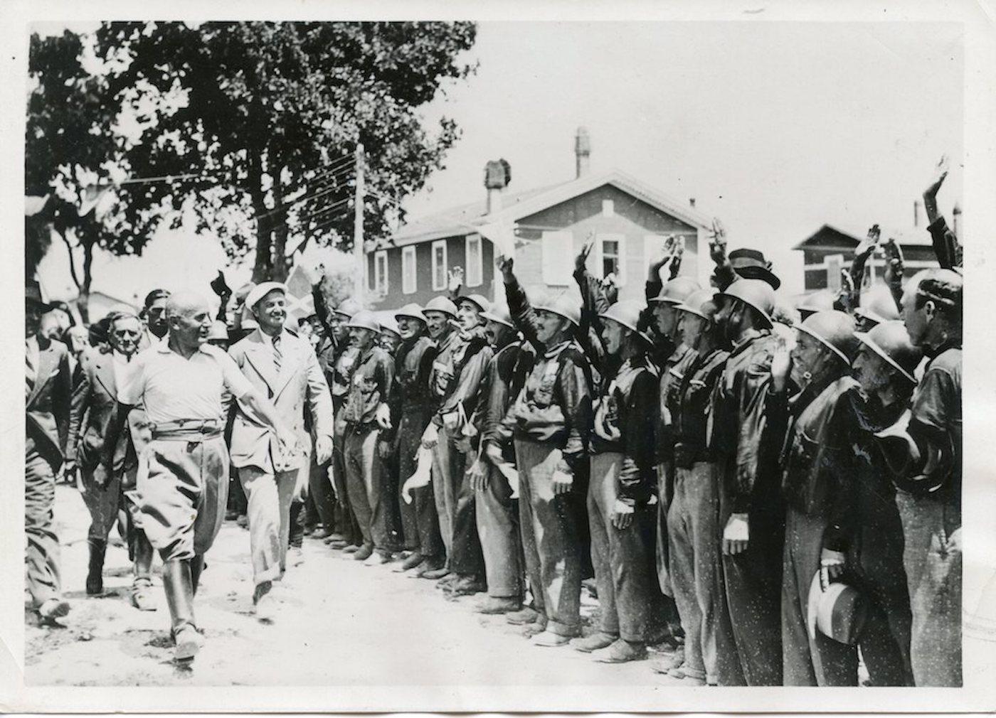 Unknown Black and White Photograph - Mussolini Visits The Veterans - Vintage Photo 1934