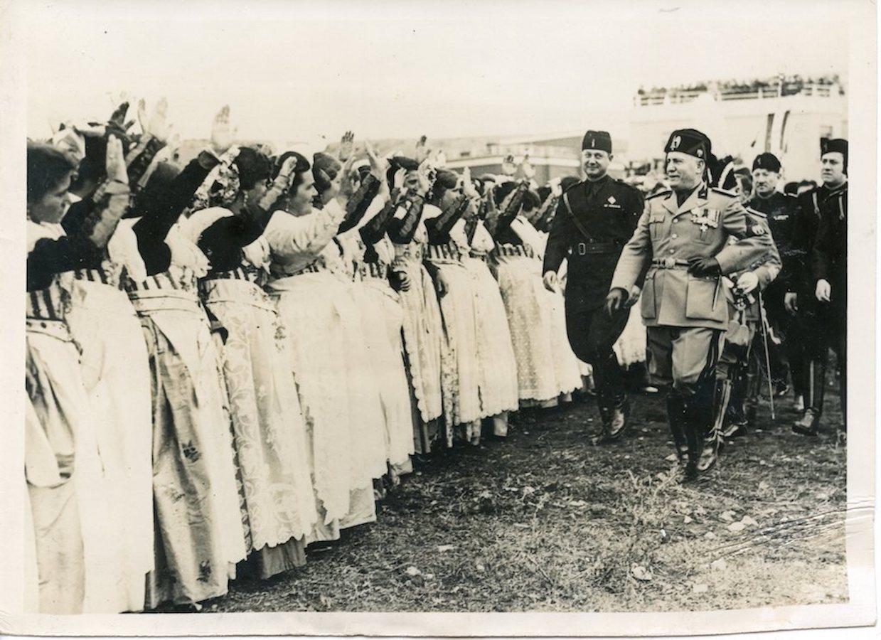 Unknown Portrait Photograph - Mussolini with a Group of Women - Vintage Photo - 1935