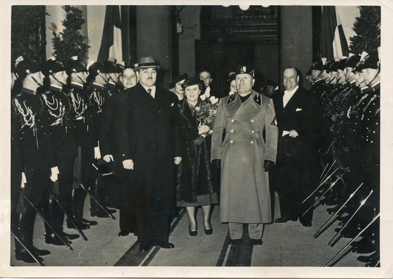 Unknown Black and White Photograph – Mussolini mit Stojadinovi und Bastianini - Vintage-Foto - 1937
