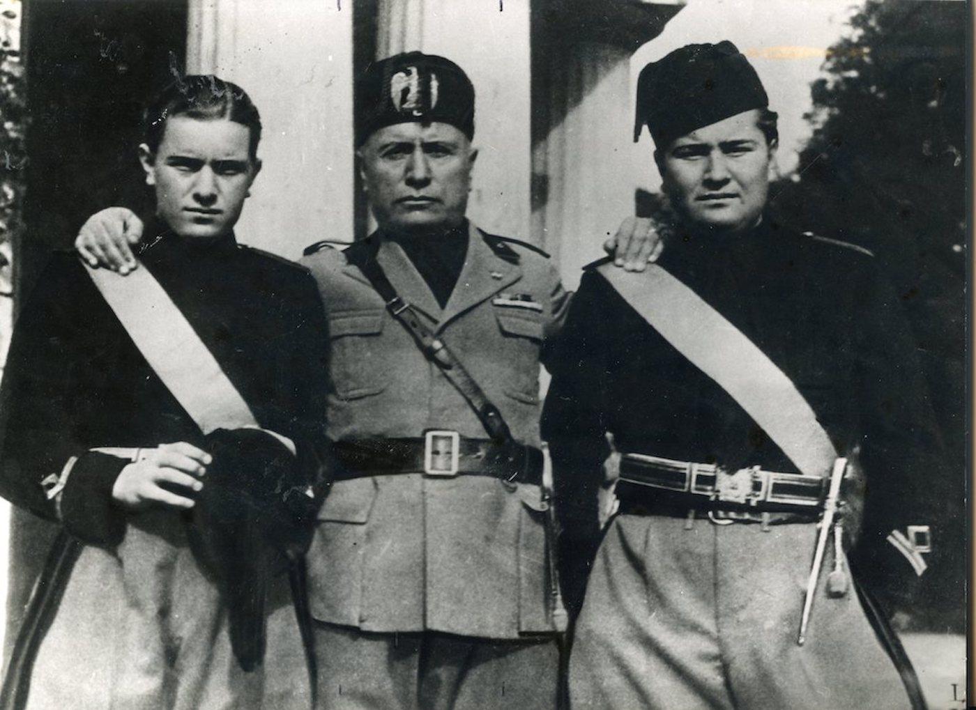 Black and White Photograph Unknown - Mussolini With Two Young Men - Rome - Photo Vintage - 1935