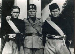 Mussolini mit zwei jungen Männern – Rom – Vintage-Foto – 1935