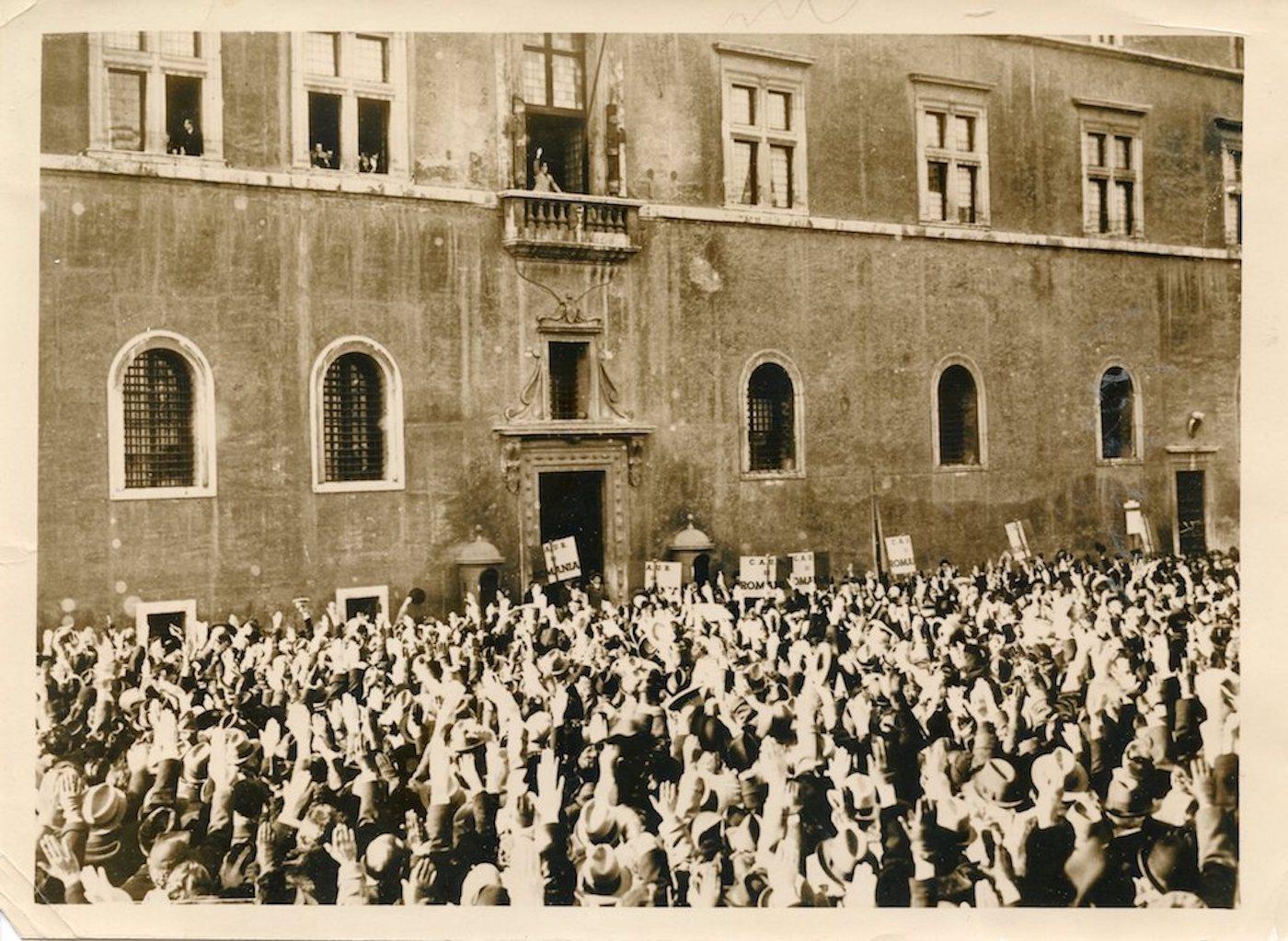 Unknown Black and White Photograph - Mussolin's Speech in Piazza Venezia - Vintage Photo 1938