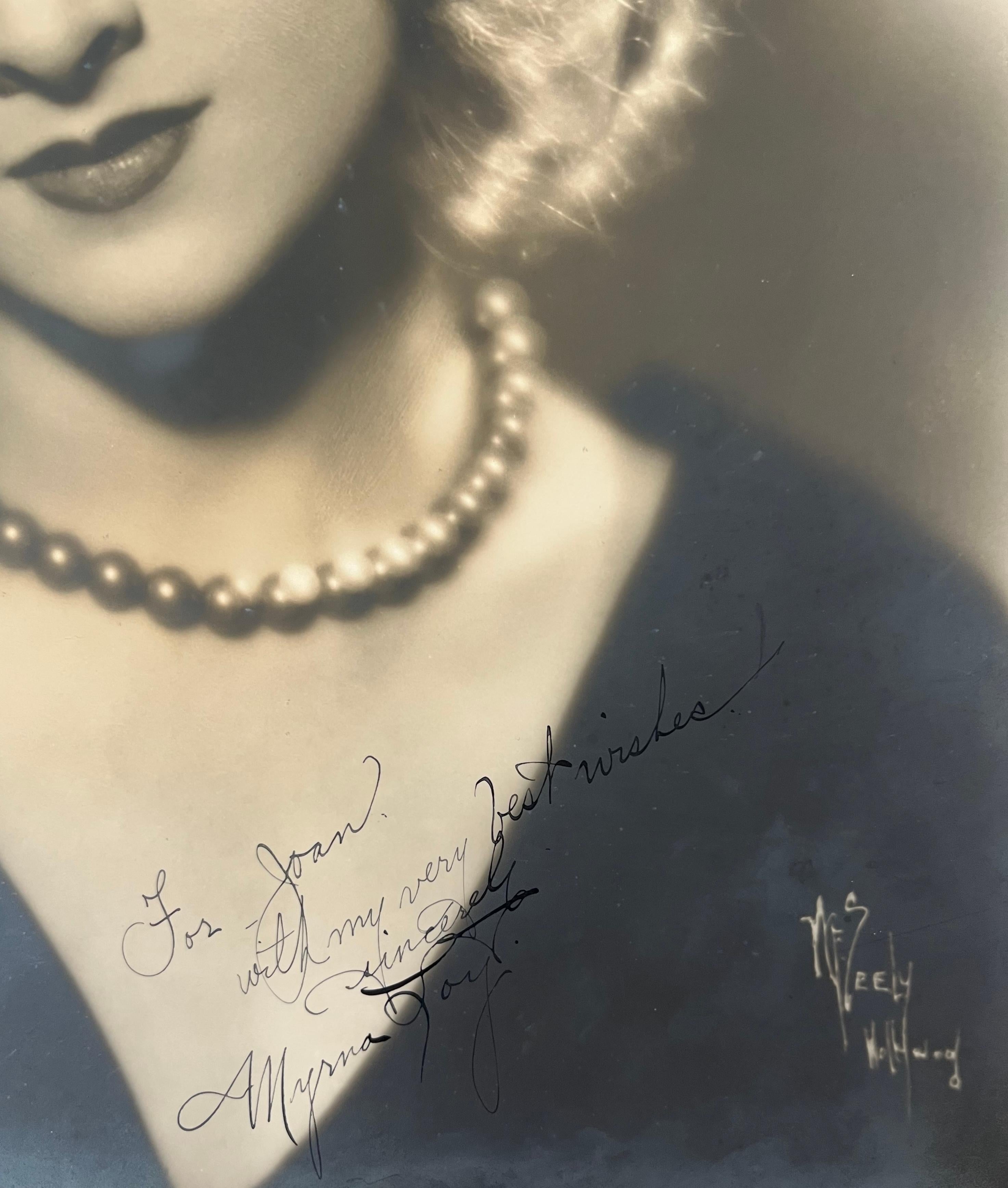 Retrato autografiado de Myrna Loy - Black and White Photograph Gris de Unknown