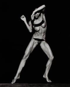 Fotografia d'artista misteriosa di una donna culturista
