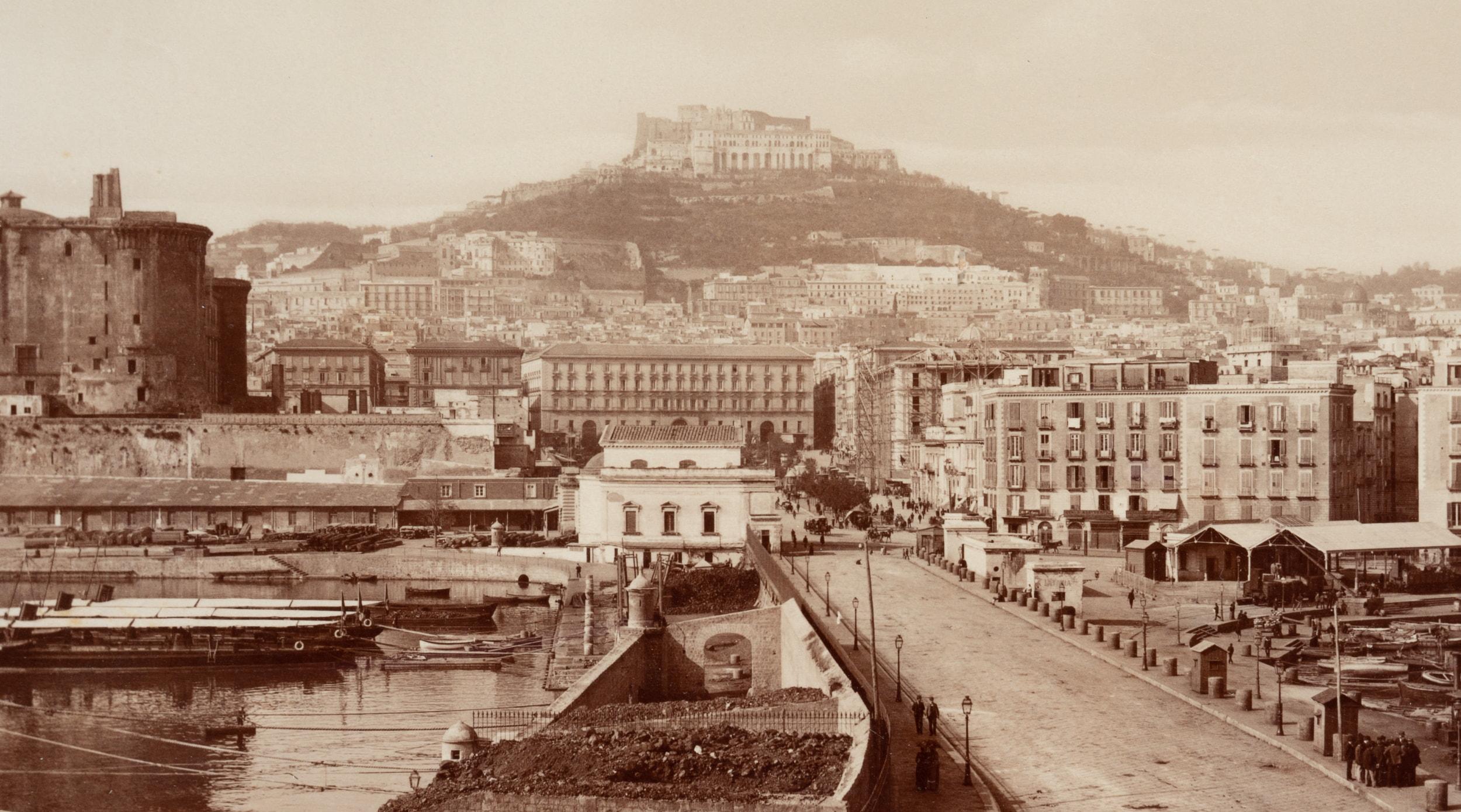 Naples avec une vue du port et du Castel Nuovo - Photograph de Fratelli Alinari