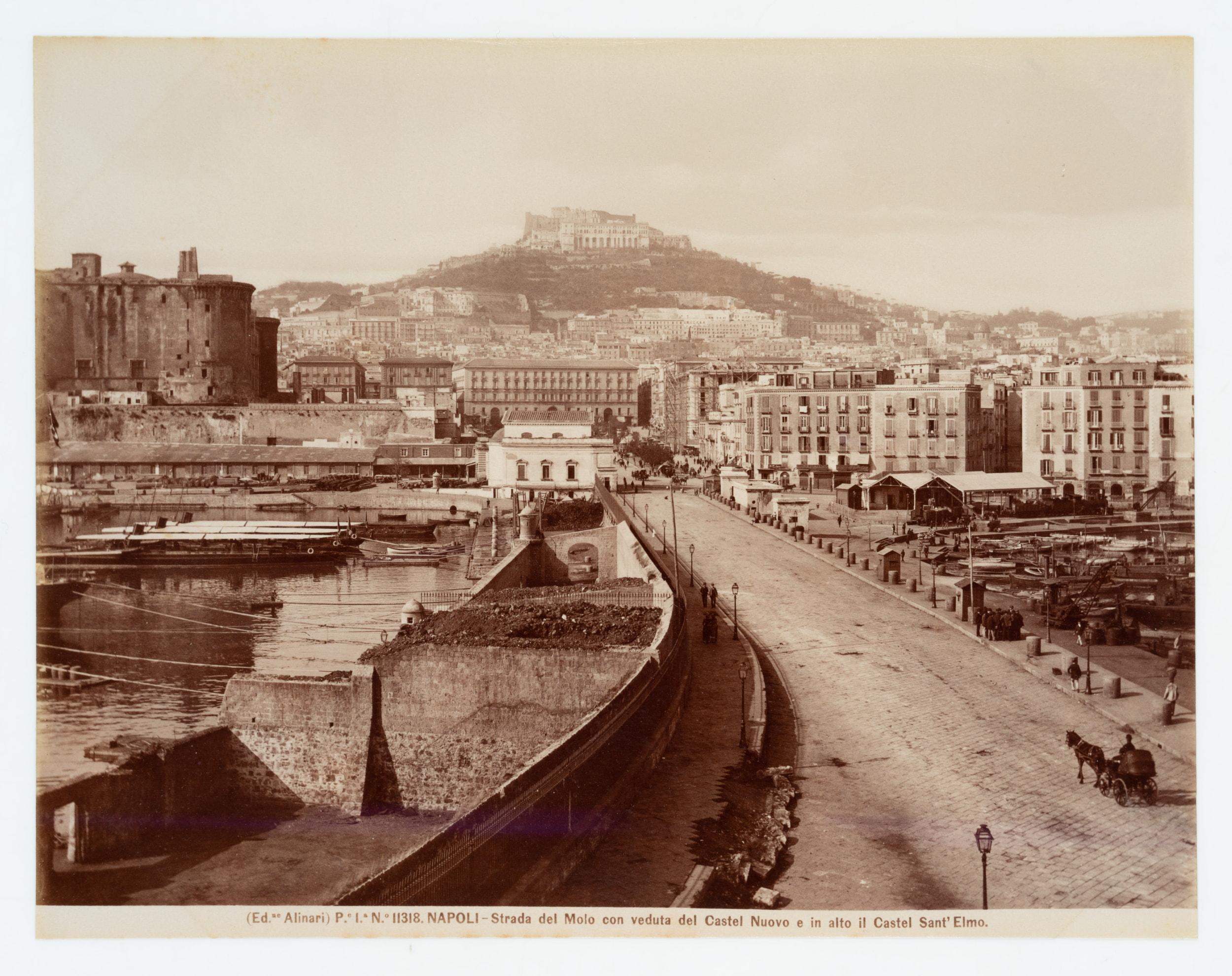 Naples avec une vue du port et du Castel Nuovo en vente 1