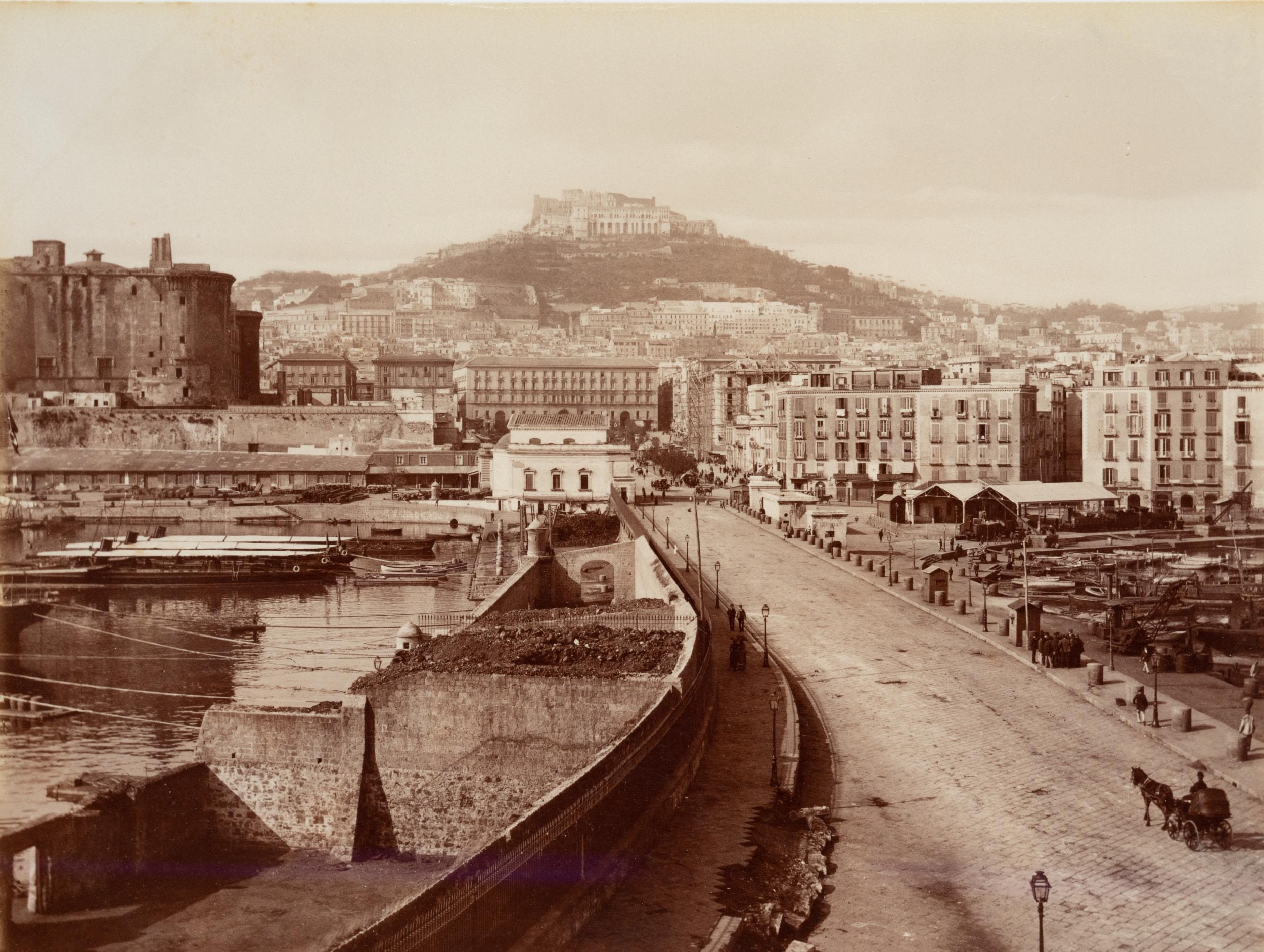 Landscape Photograph Fratelli Alinari - Naples avec une vue du port et du Castel Nuovo