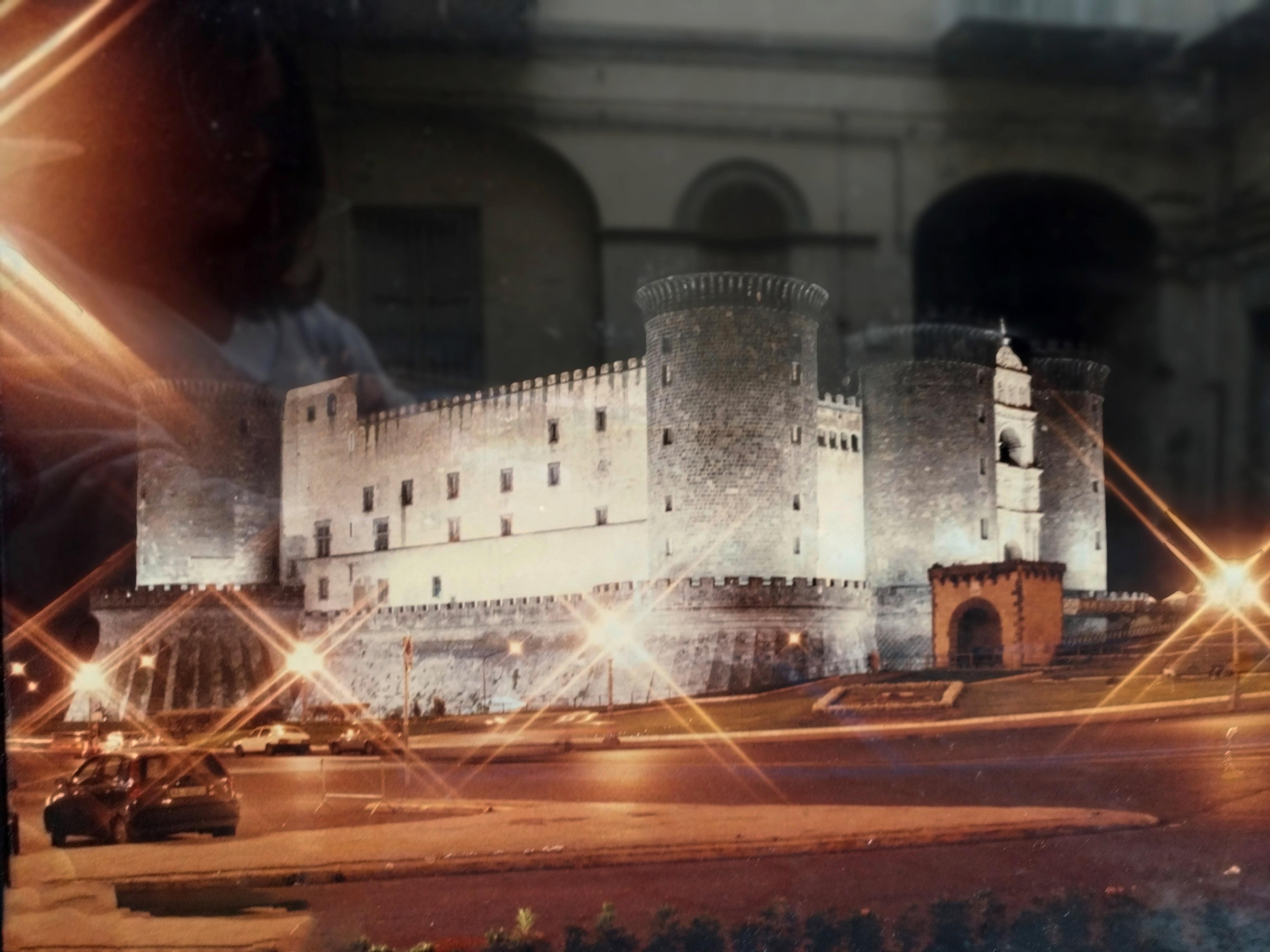 Bellissima fotografia di Piazza Municipio e Castello Maschio Angioino illuminata di sera, Napoli 