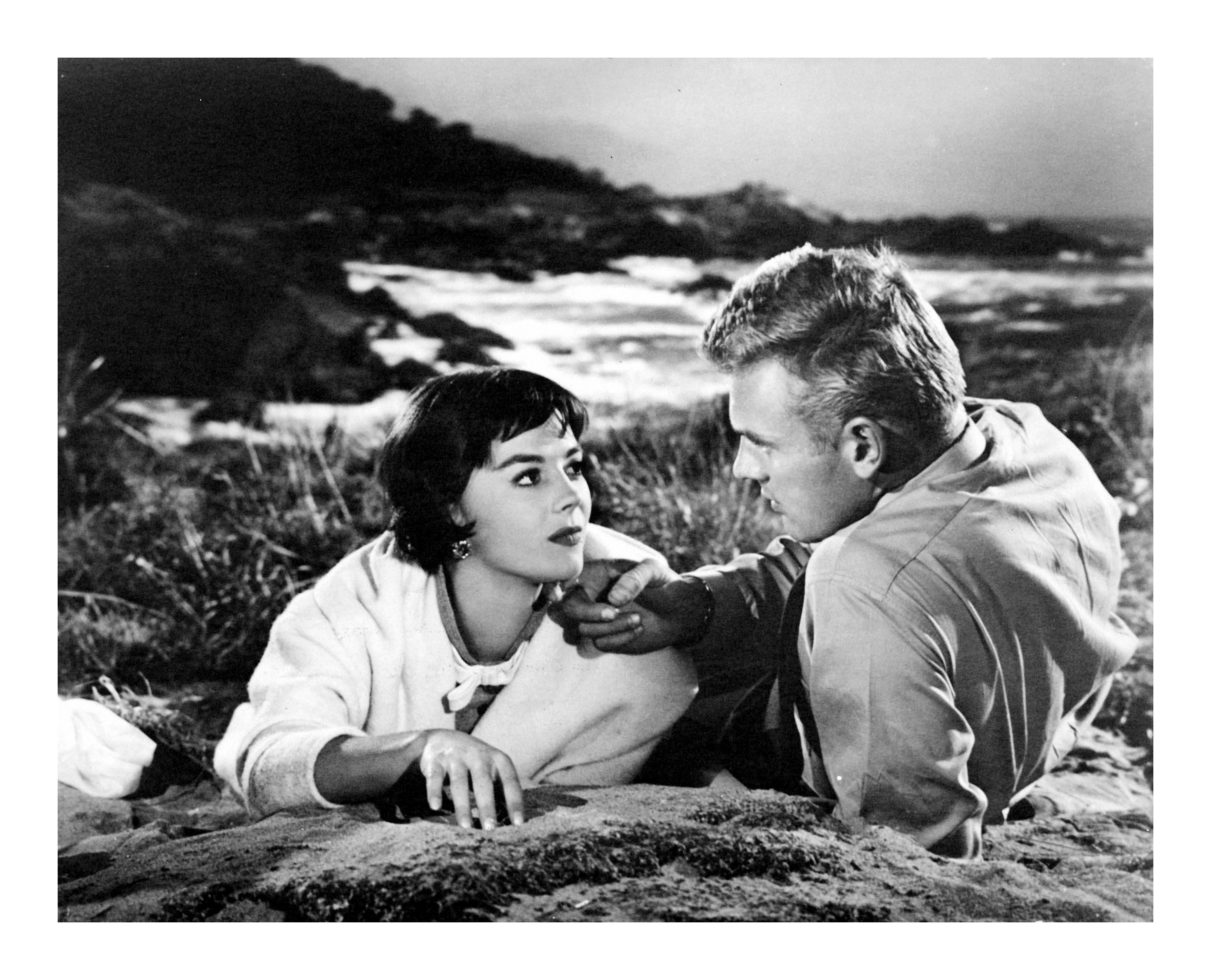 Natalie Wood et Tab He dans La fille qu'il a laissée derrière lui - Contemporain Photograph par Unknown