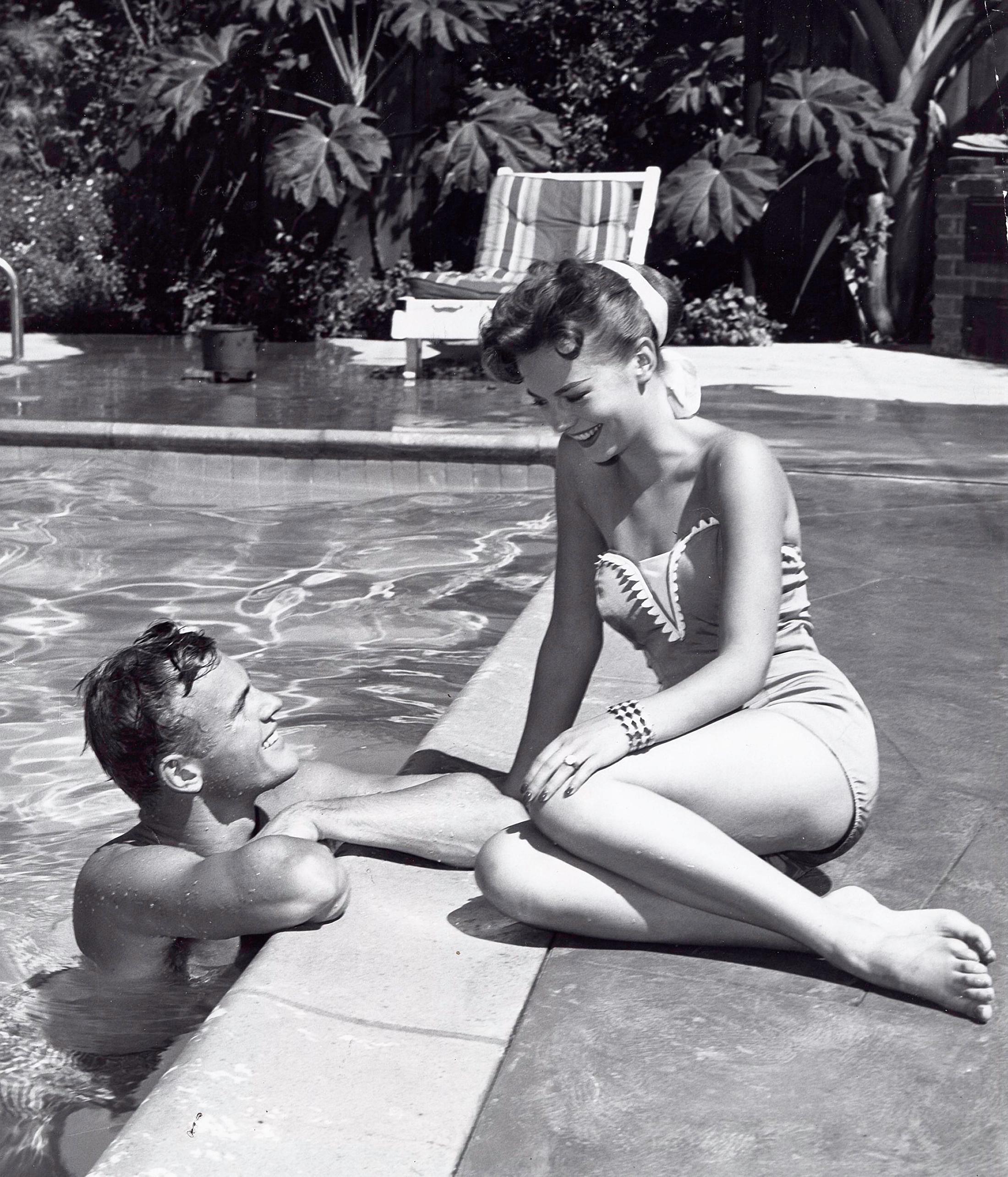 Natalie Wood und Tab Hunter beim Schwimmen – Photograph von Unknown