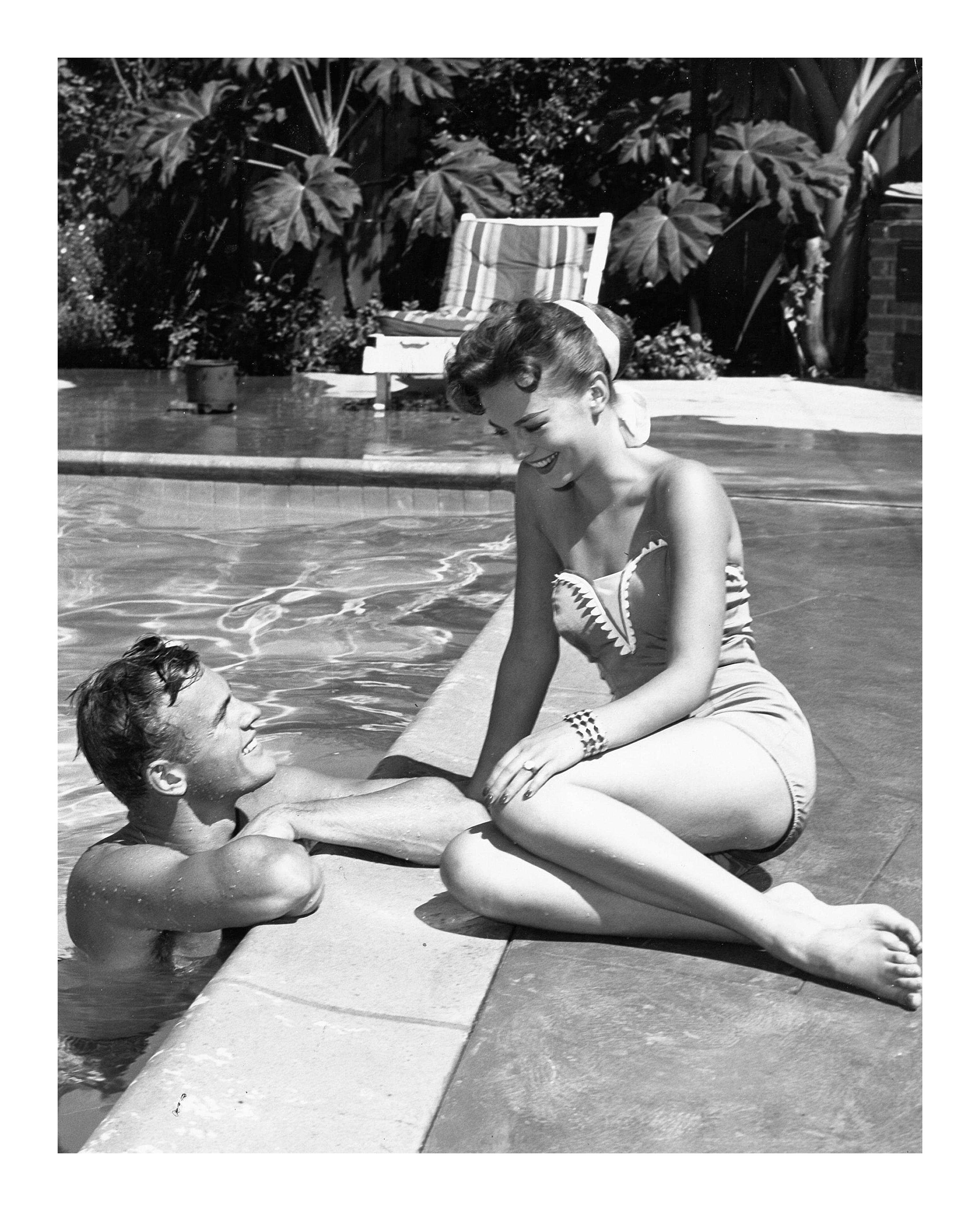 Natalie Wood und Tab Hunter beim Schwimmen (Zeitgenössisch), Photograph, von Unknown