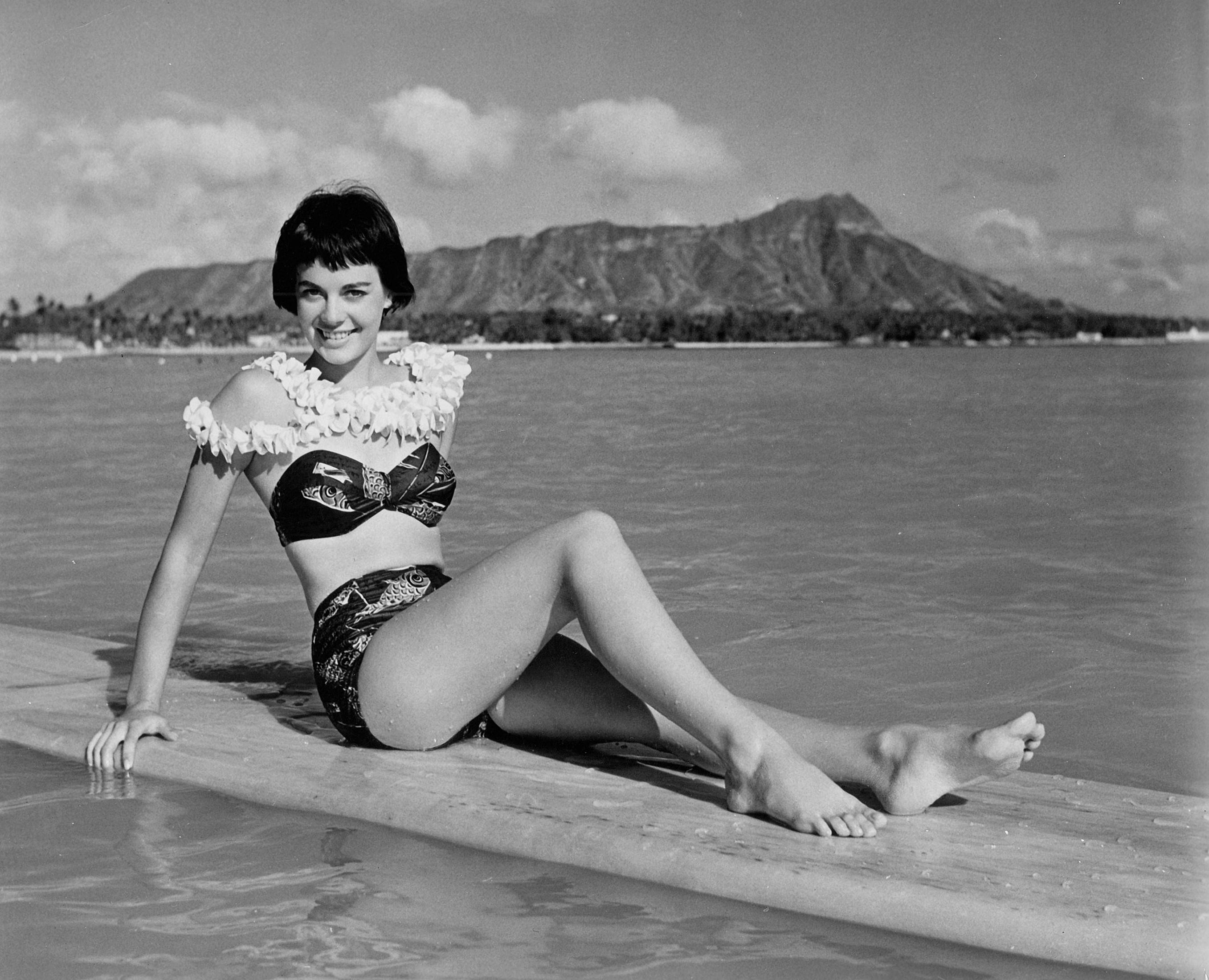 Natalie Wood: Bikini und Lei – Photograph von Unknown
