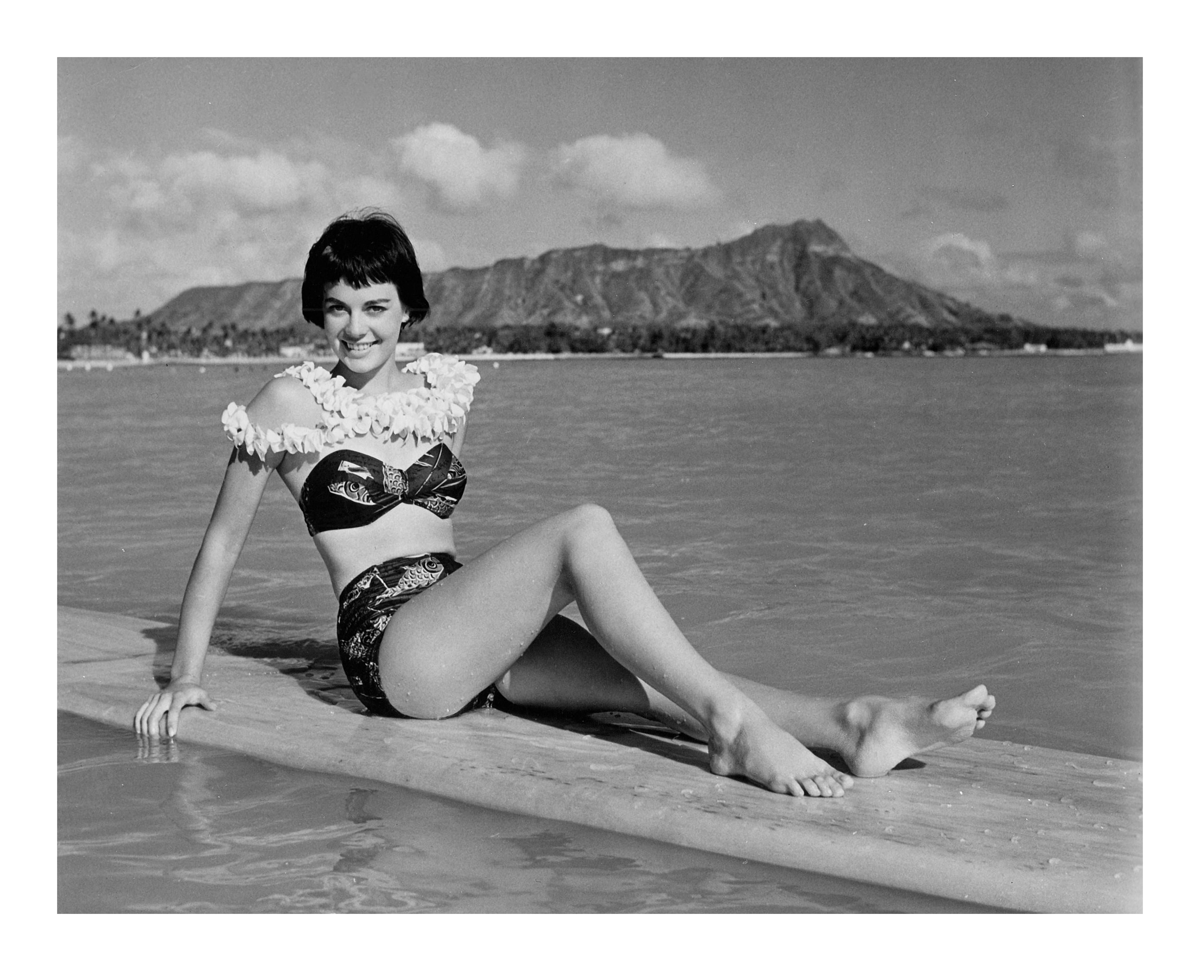 Natalie Wood: Bikini und Lei (Zeitgenössisch), Photograph, von Unknown