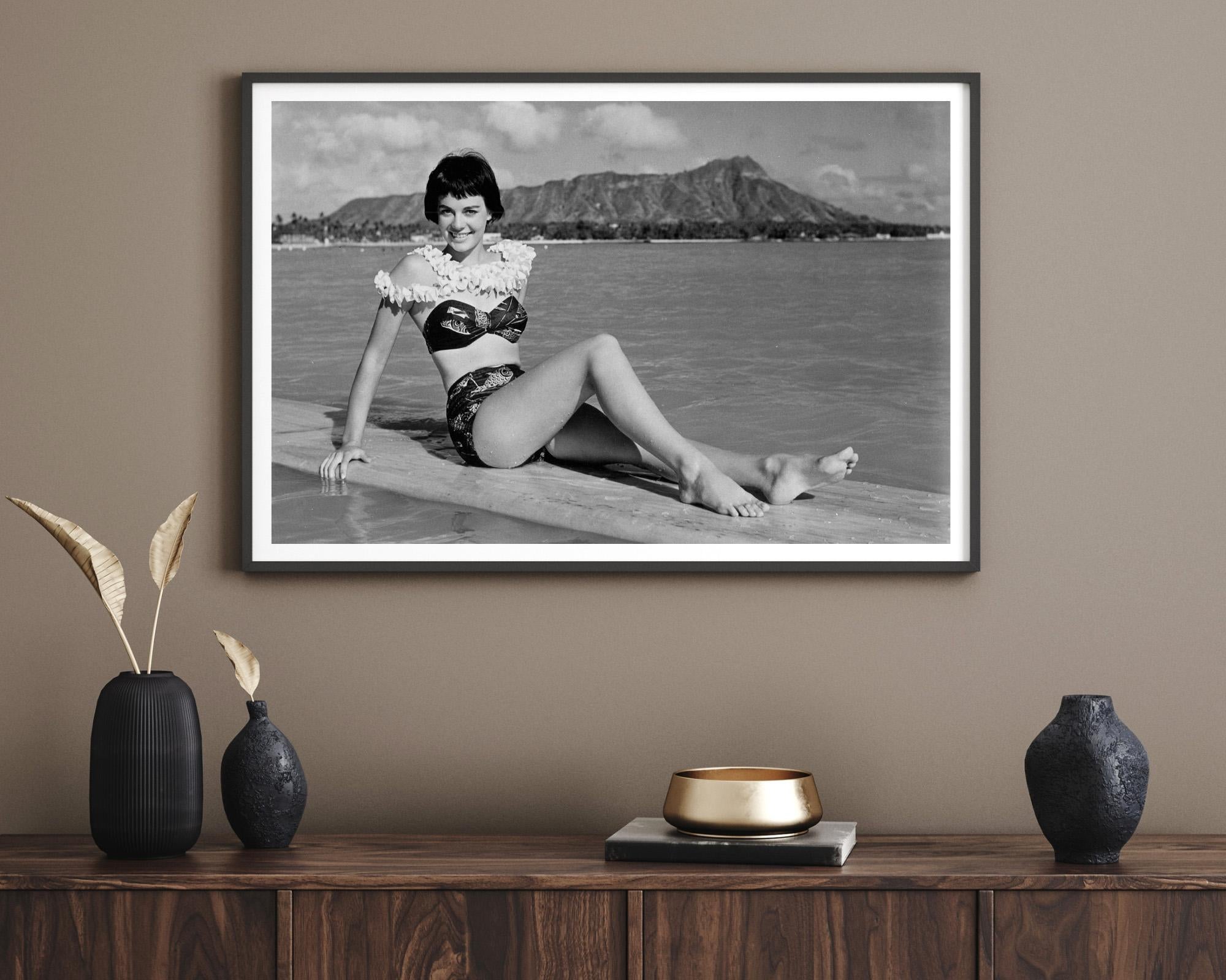 Schwarz-Weiß-Foto mit der Schauspielerin Natalie Wood, die auf einem Surfbrett steht und einen Blumenkranz trägt.

Natalie Wood war eine amerikanische Schauspielerin, die sich vom Kinderstar zu einer gefeierten Erwachsenenrolle entwickelte und in