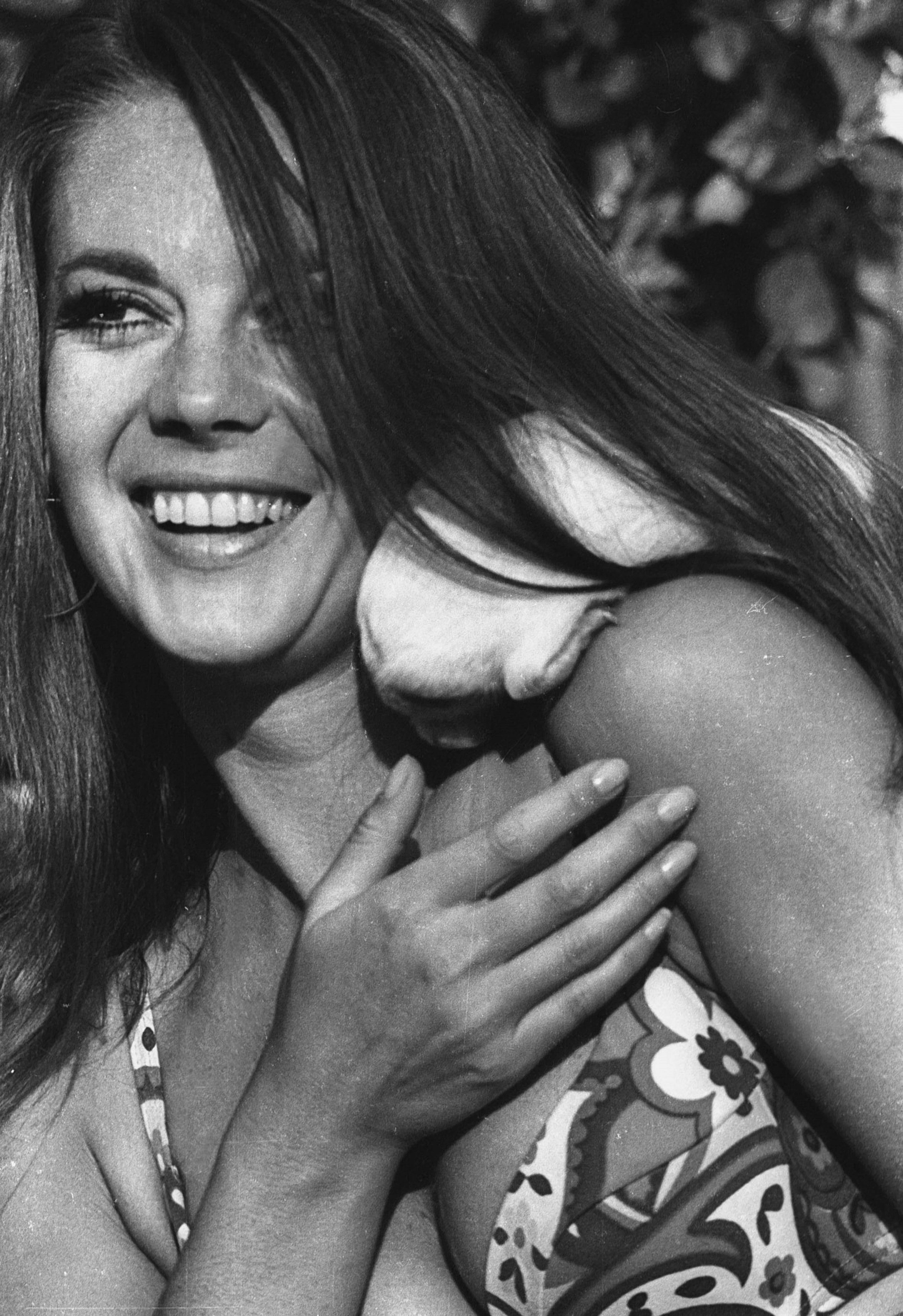 Portrait Photograph de Unknown - Natalie Wood con una cobaya